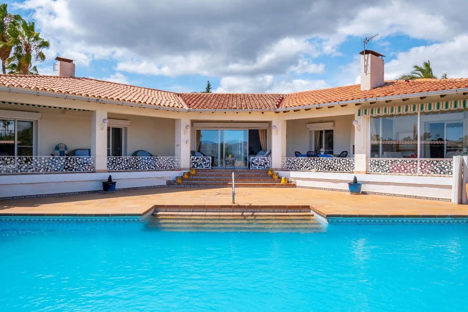 Single-storey villa in Alfaz del Pi: spaciousness, privacy, and heated pool