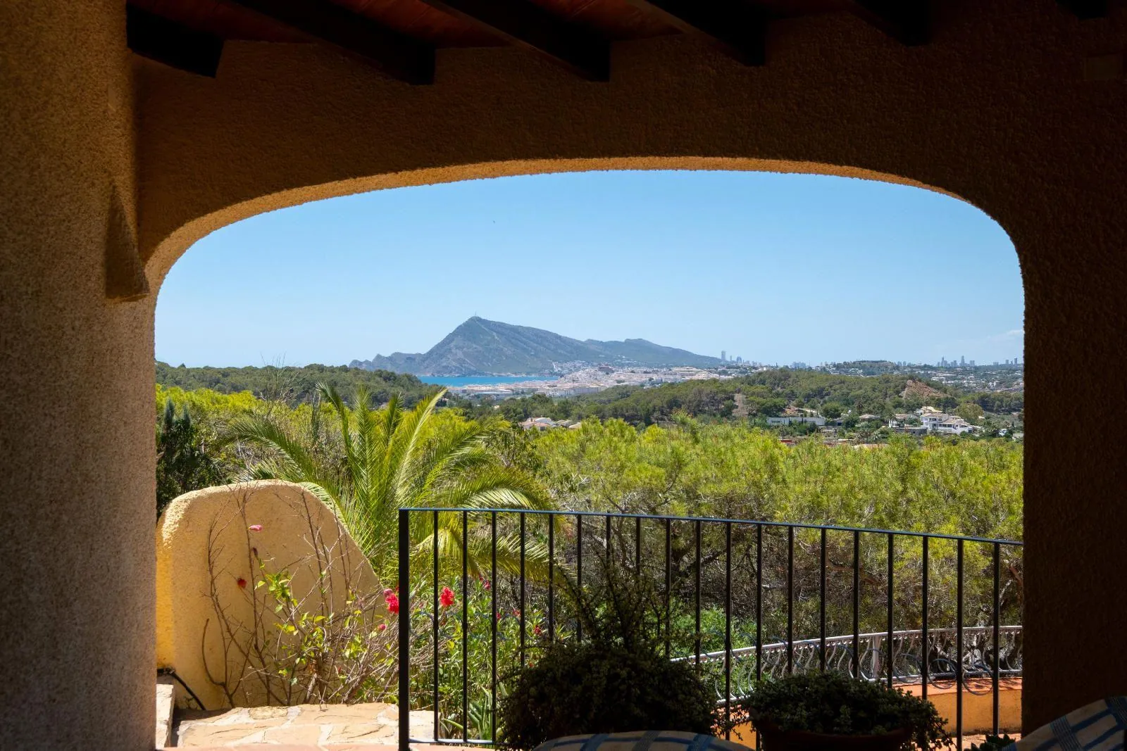 Cosy Mediterranean style villa with open views over the bay of Altea.
