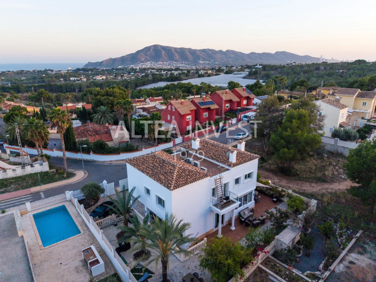 1475 - Villa Élégante et Moderne avec Vues Panoramiques sur la Mer Méditerranée