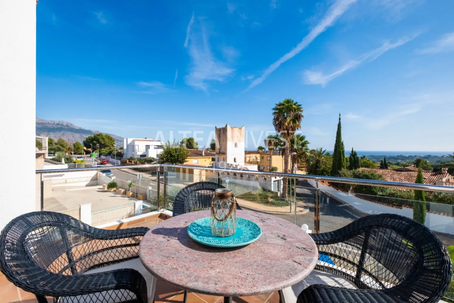 1475 - Villa Élégante et Moderne avec Vues Panoramiques sur la Mer Méditerranée