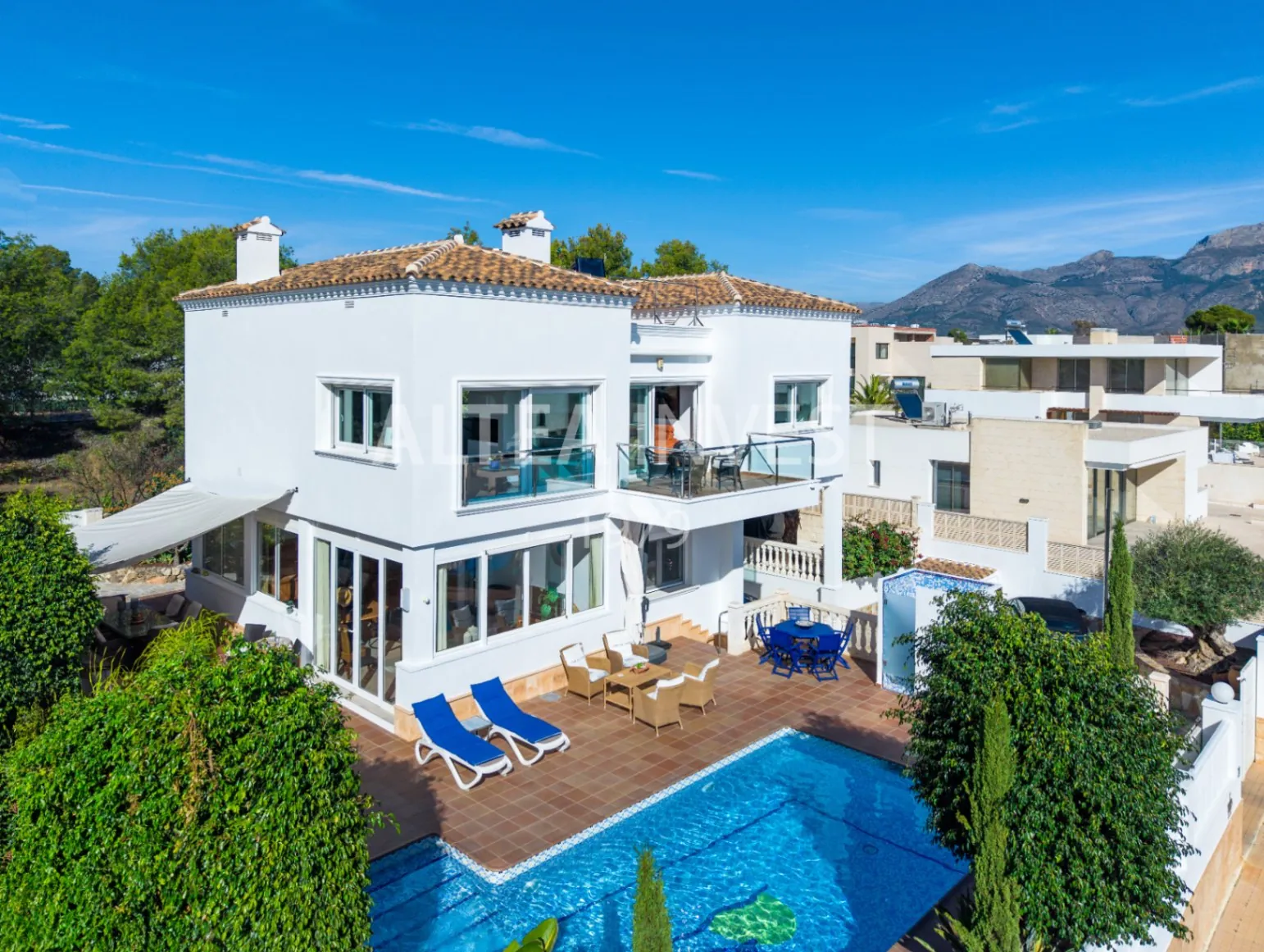 1475 - Villa Élégante et Moderne avec Vues Panoramiques sur la Mer Méditerranée