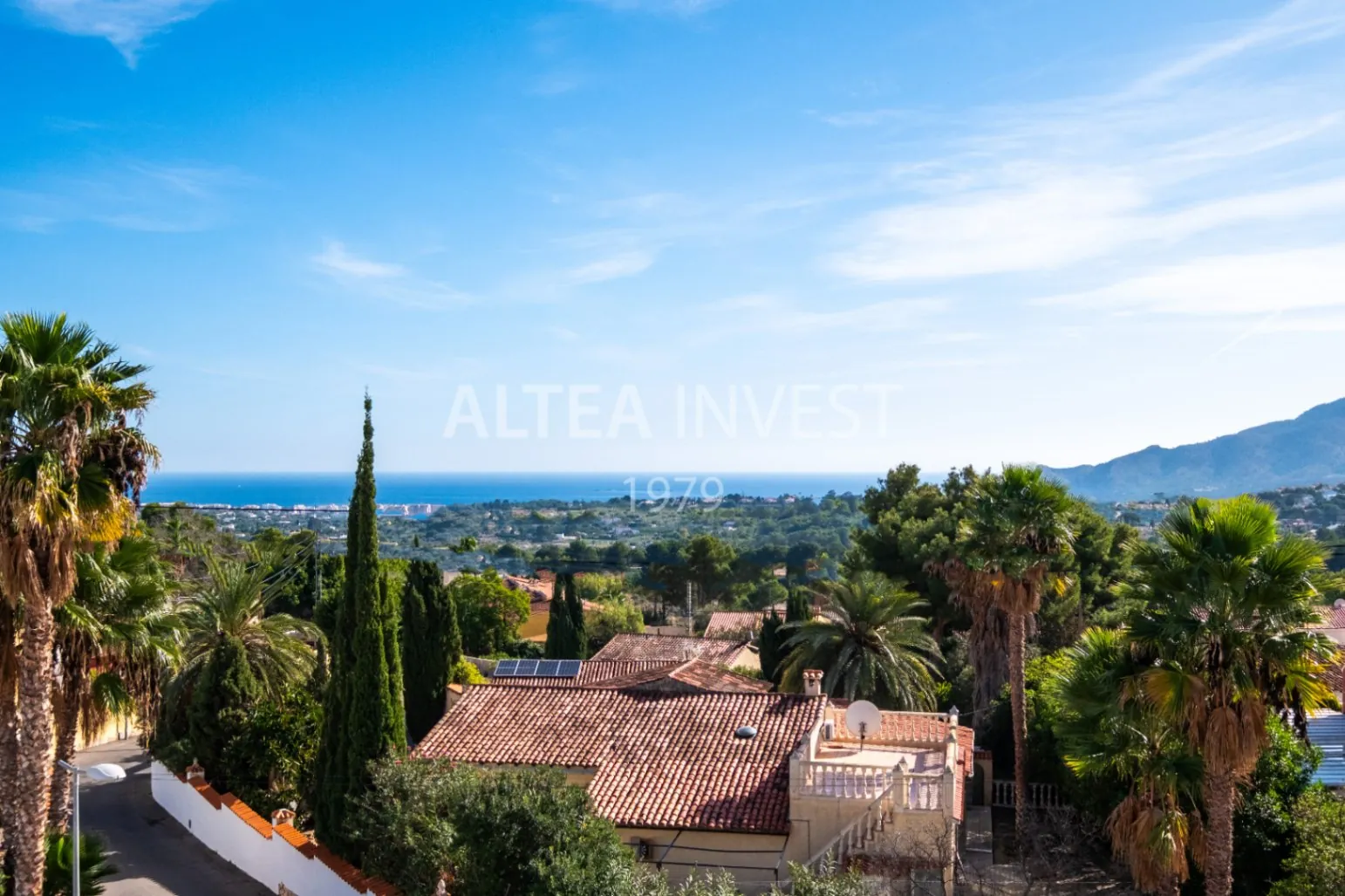 1475 - Villa Élégante et Moderne avec Vues Panoramiques sur la Mer Méditerranée
