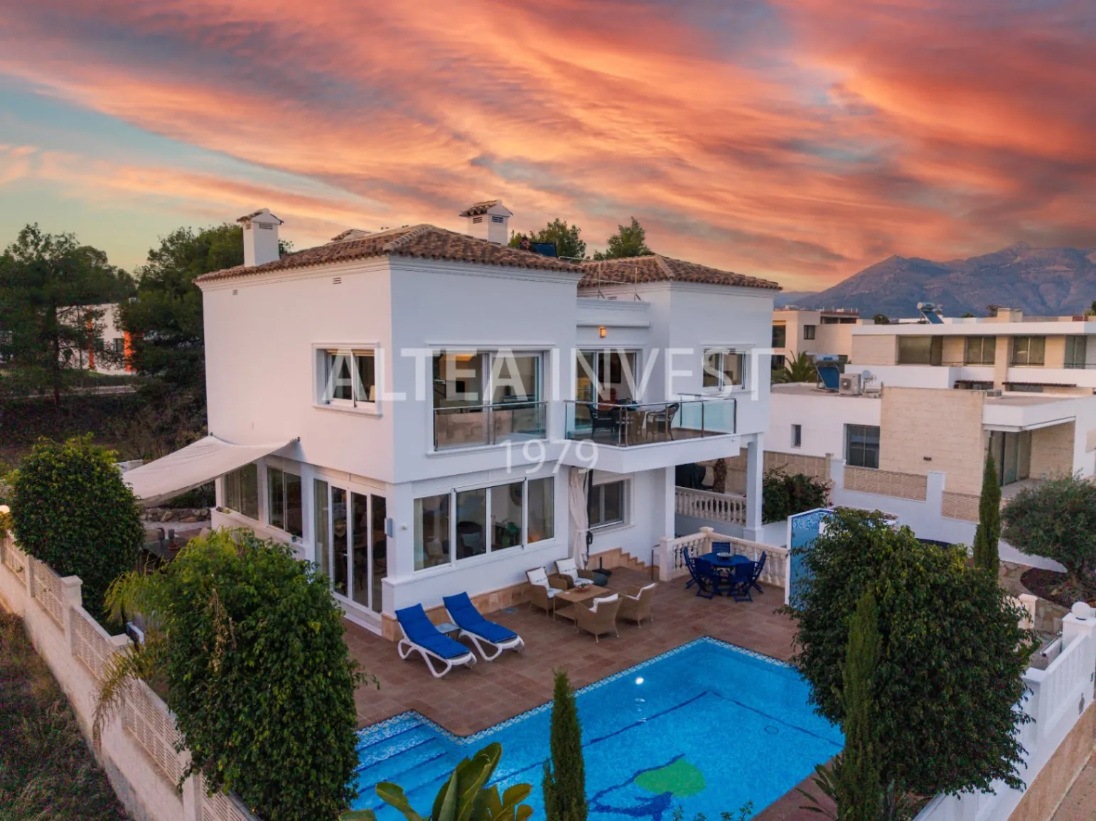 1475 - Villa Élégante et Moderne avec Vues Panoramiques sur la Mer Méditerranée