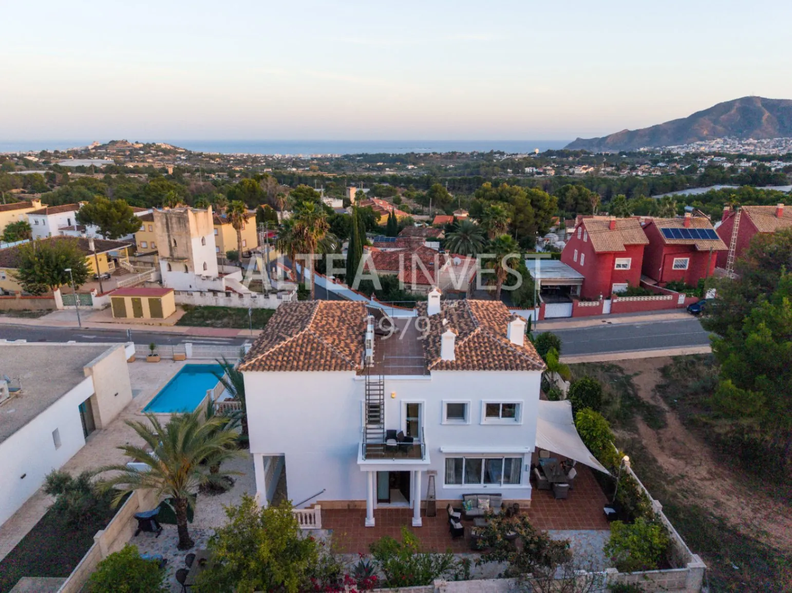 1475 - Villa Élégante et Moderne avec Vues Panoramiques sur la Mer Méditerranée
