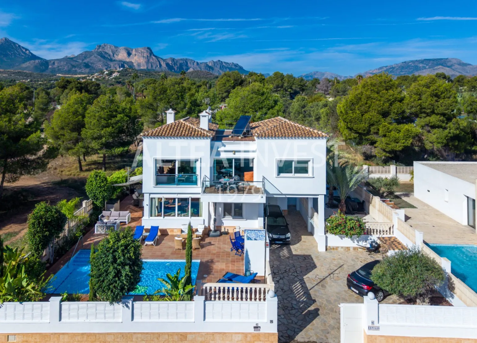 1475 - Villa Élégante et Moderne avec Vues Panoramiques sur la Mer Méditerranée