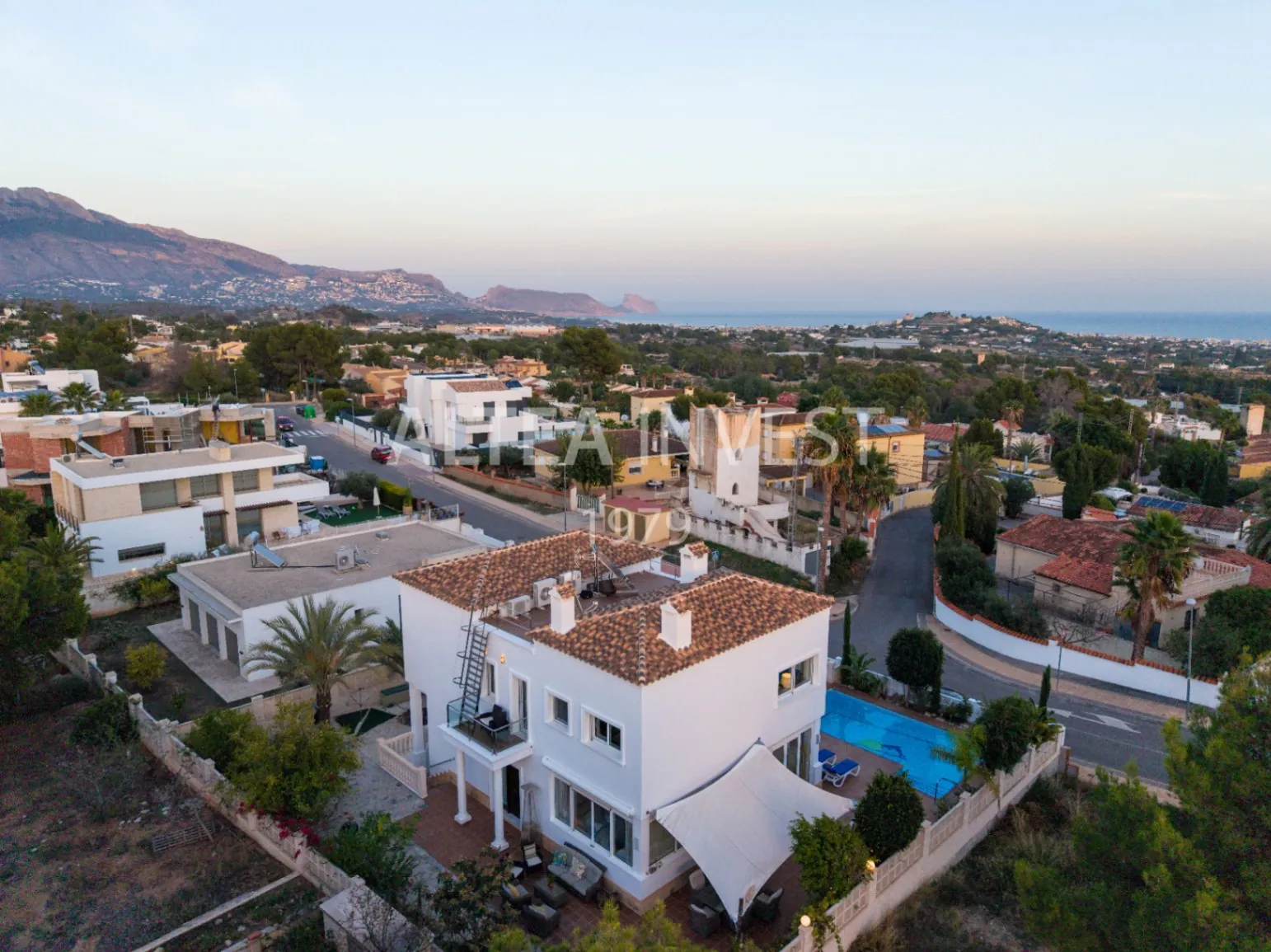1475 - Villa Élégante et Moderne avec Vues Panoramiques sur la Mer Méditerranée