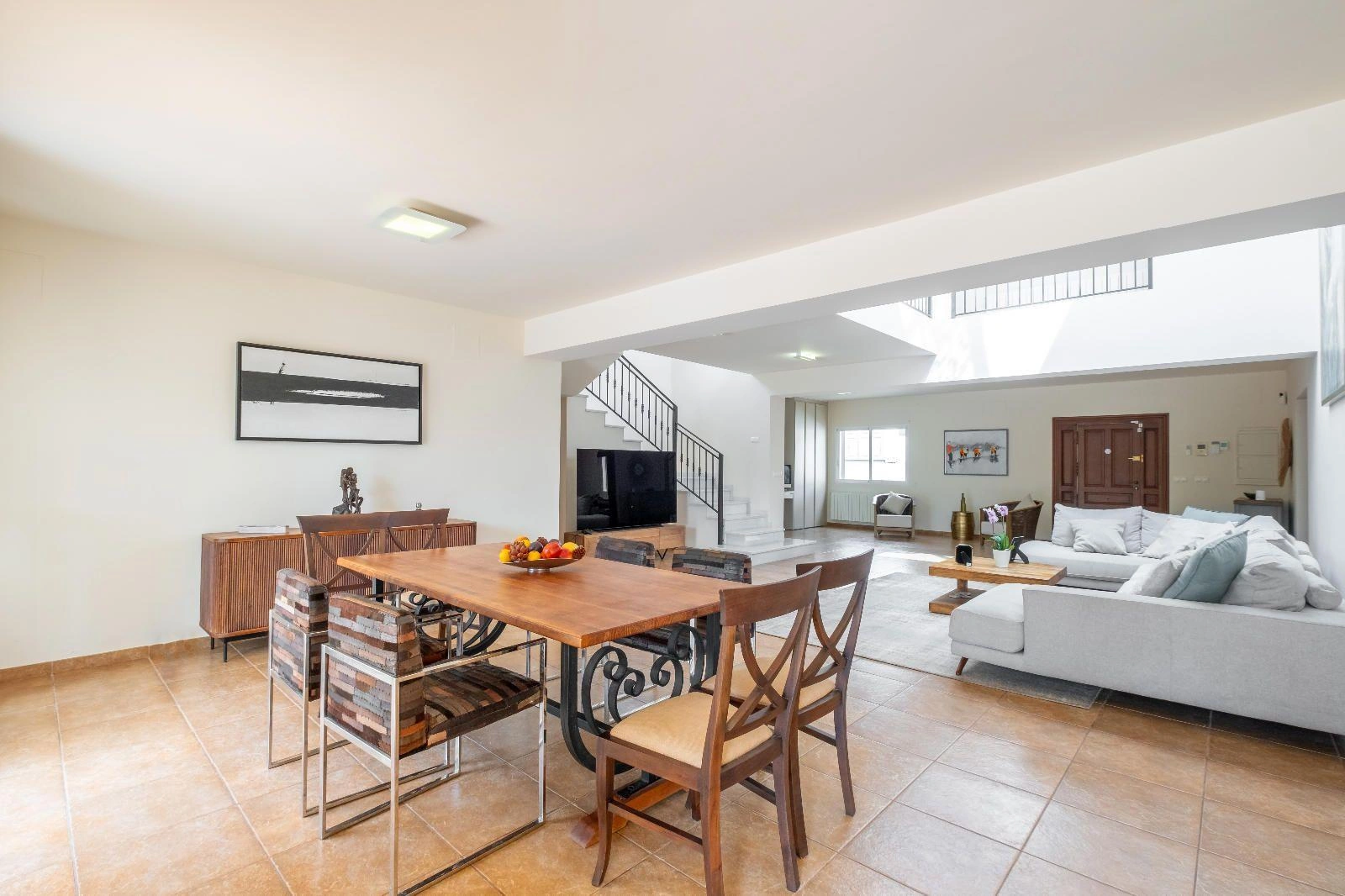 Modern and Renovated Villa in Exclusive Urbanization of La Nucía, a Step Away from Benidorm