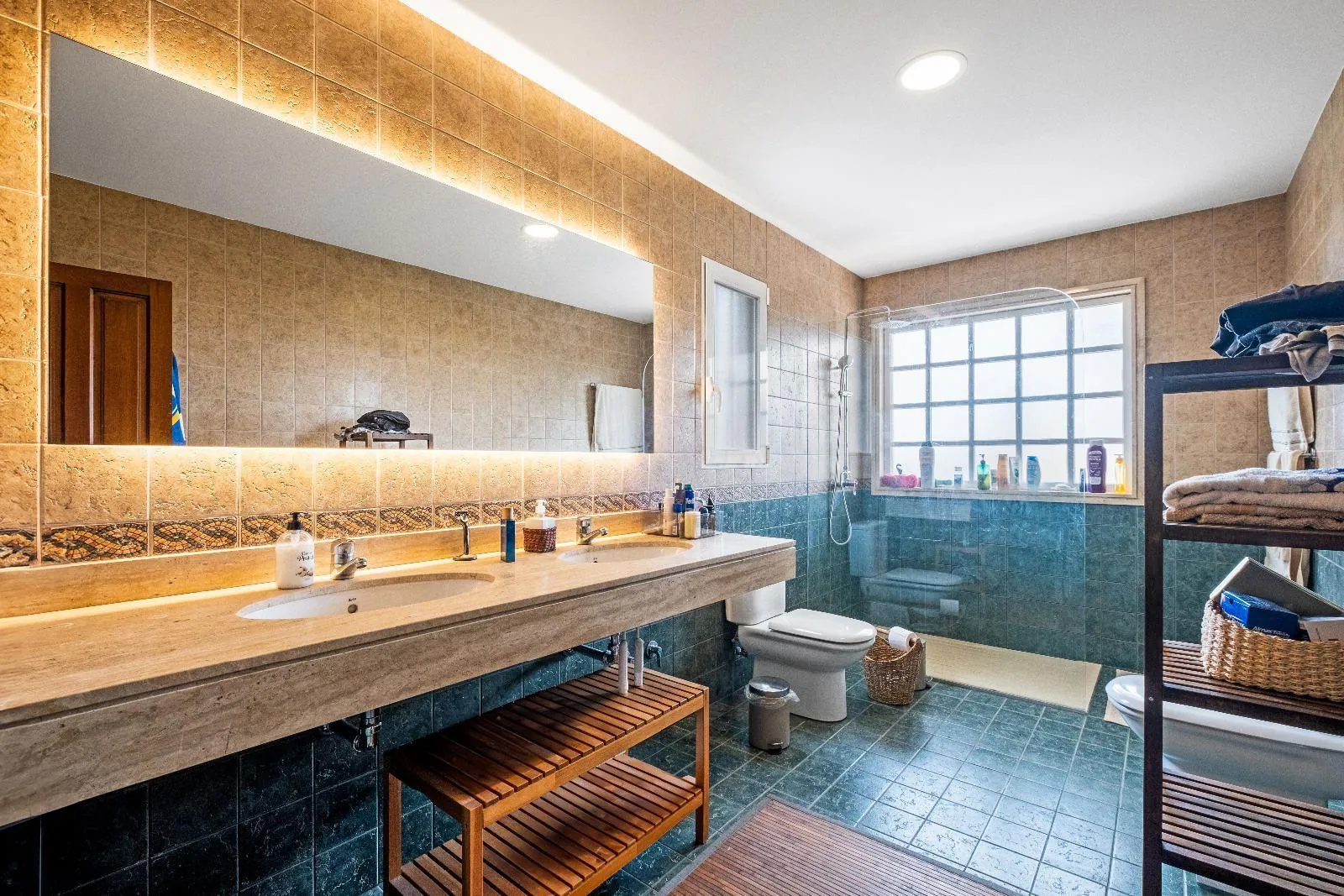 Modern and Renovated Villa in Exclusive Urbanization of La Nucía, a Step Away from Benidorm
