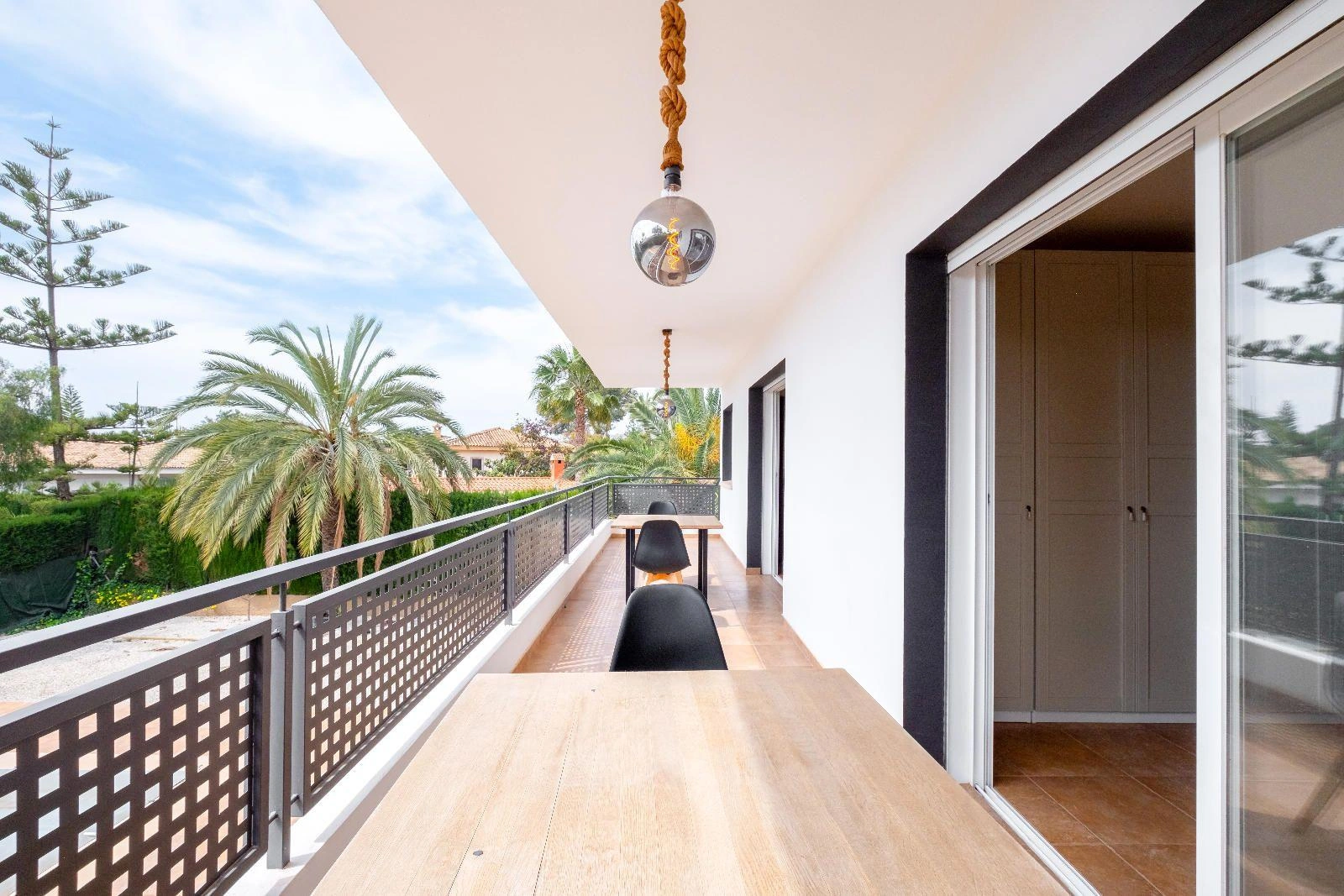 Modern and Renovated Villa in Exclusive Urbanization of La Nucía, a Step Away from Benidorm