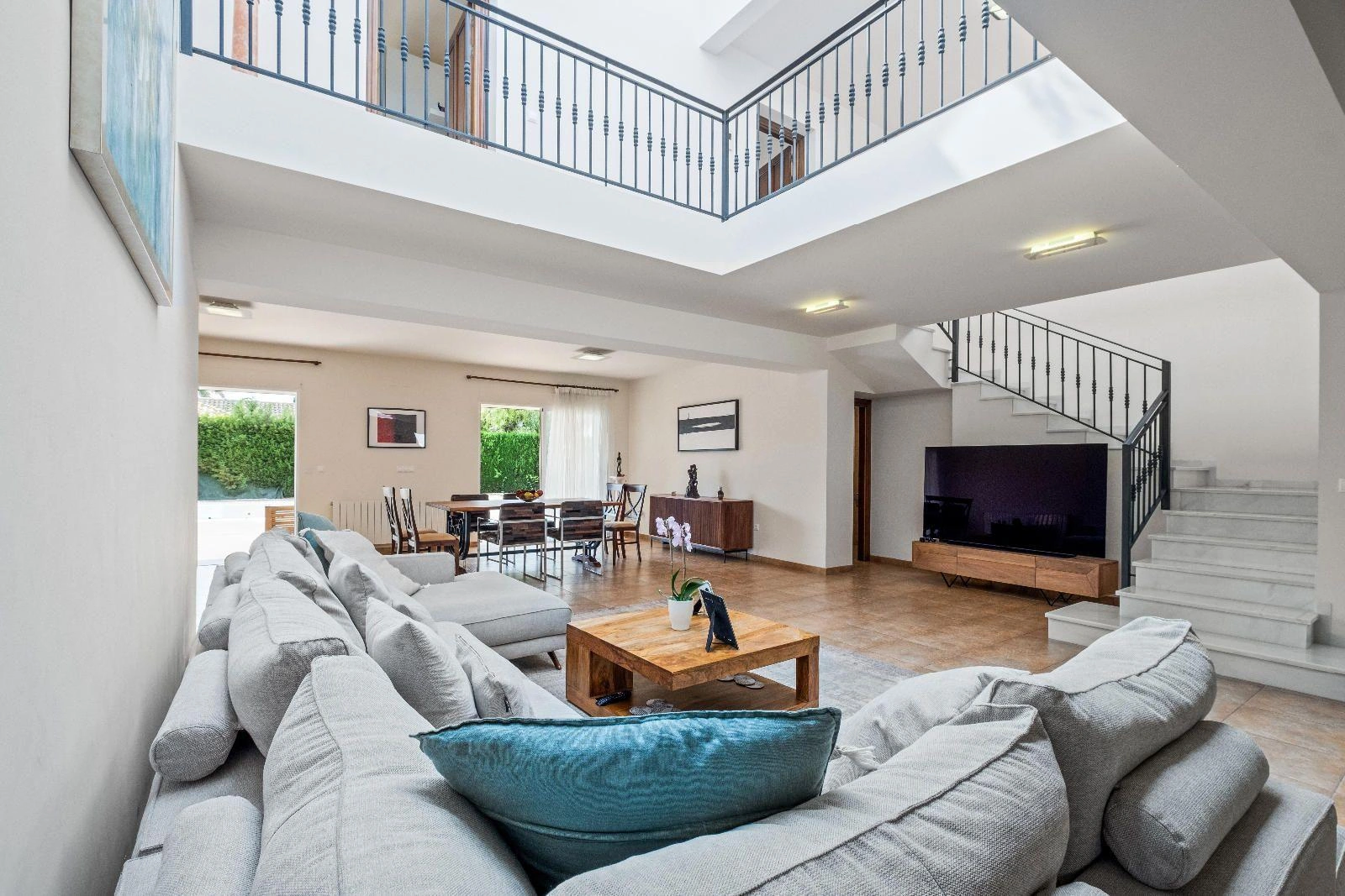 Modern and Renovated Villa in Exclusive Urbanization of La Nucía, a Step Away from Benidorm