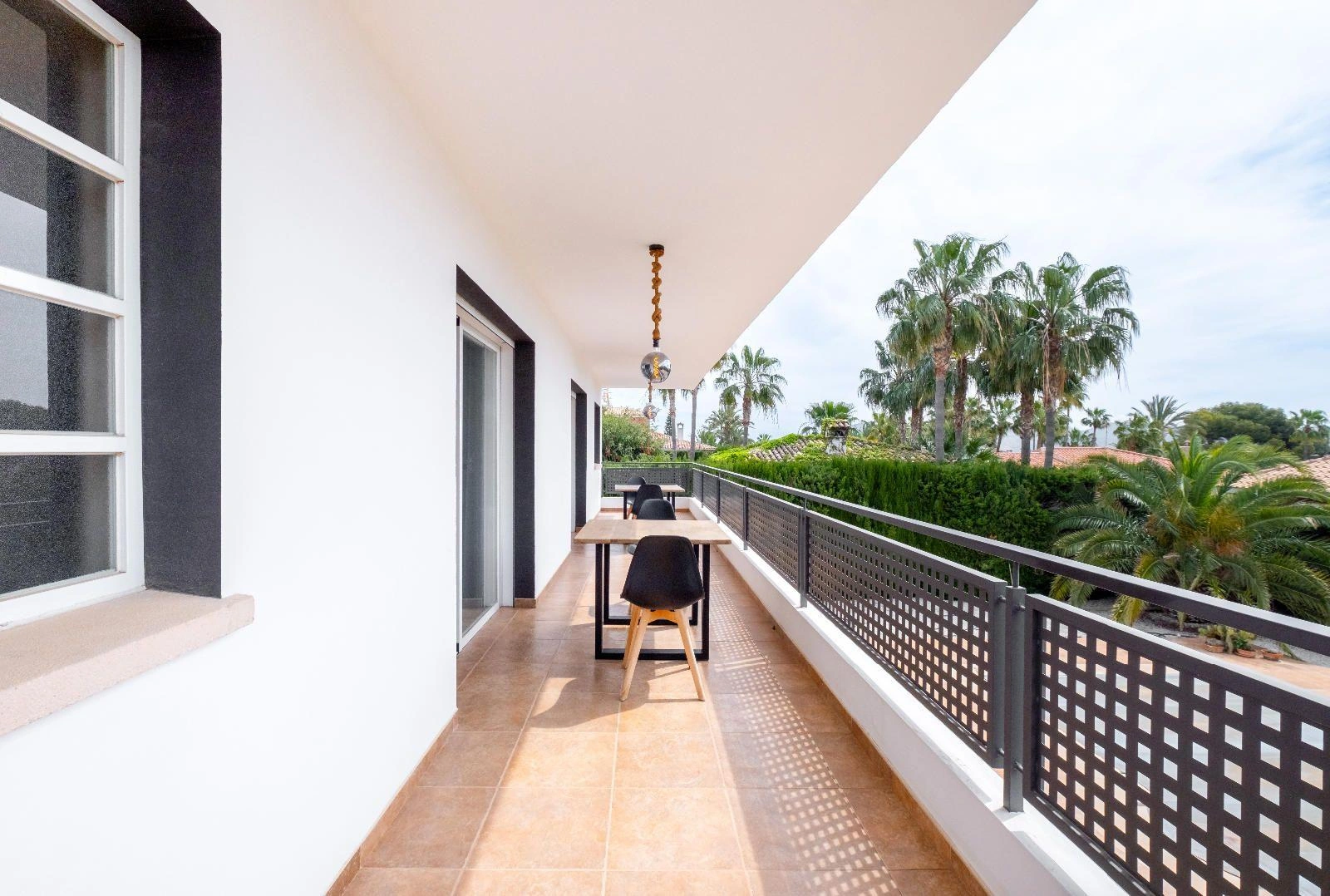 Modern and Renovated Villa in Exclusive Urbanization of La Nucía, a Step Away from Benidorm