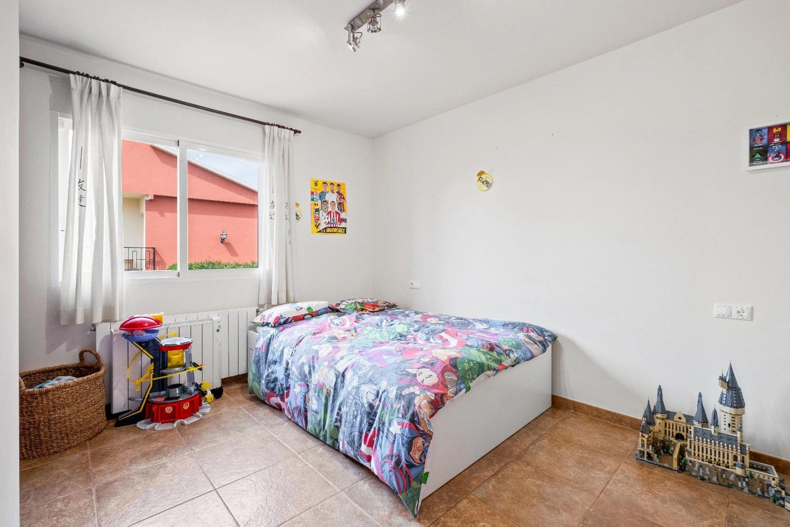 Modern and Renovated Villa in Exclusive Urbanization of La Nucía, a Step Away from Benidorm