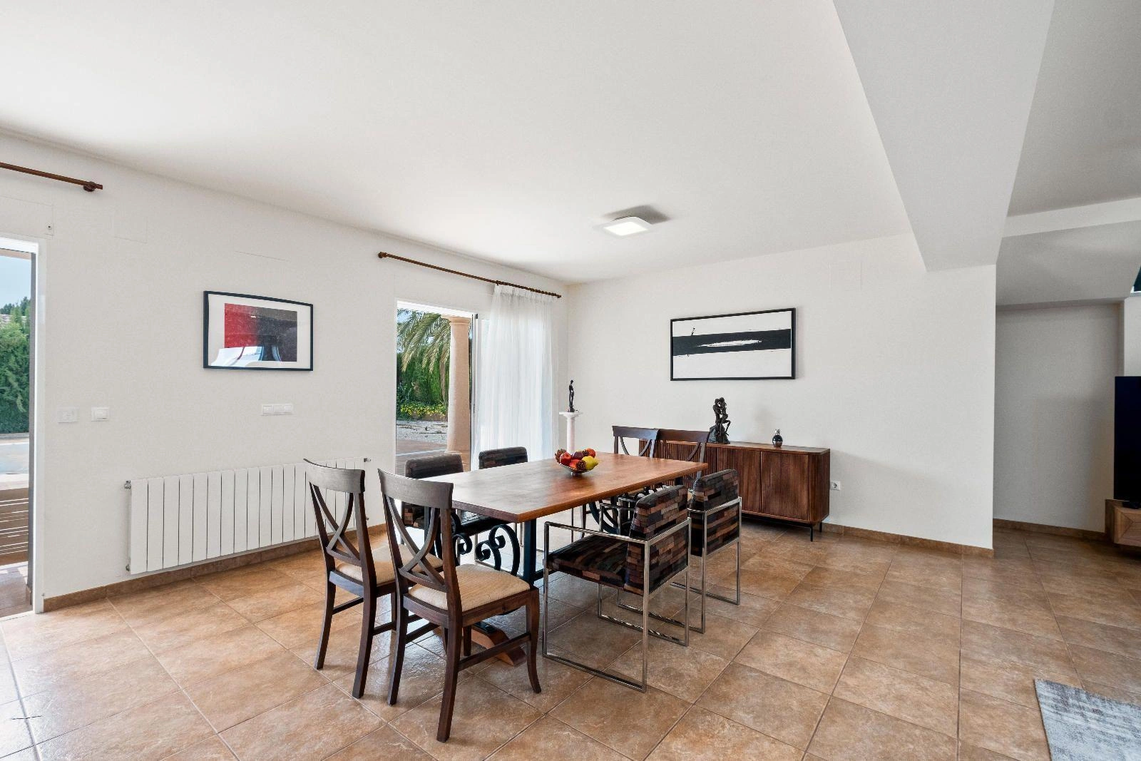 Modern and Renovated Villa in Exclusive Urbanization of La Nucía, a Step Away from Benidorm