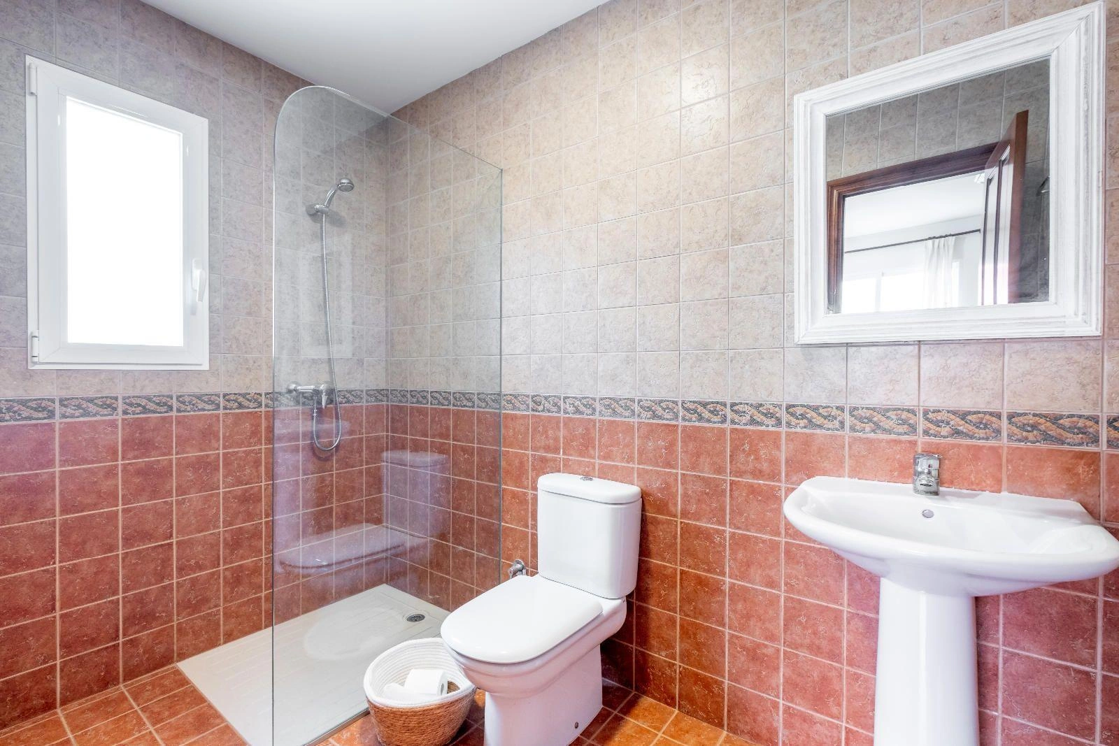 Modern and Renovated Villa in Exclusive Urbanization of La Nucía, a Step Away from Benidorm