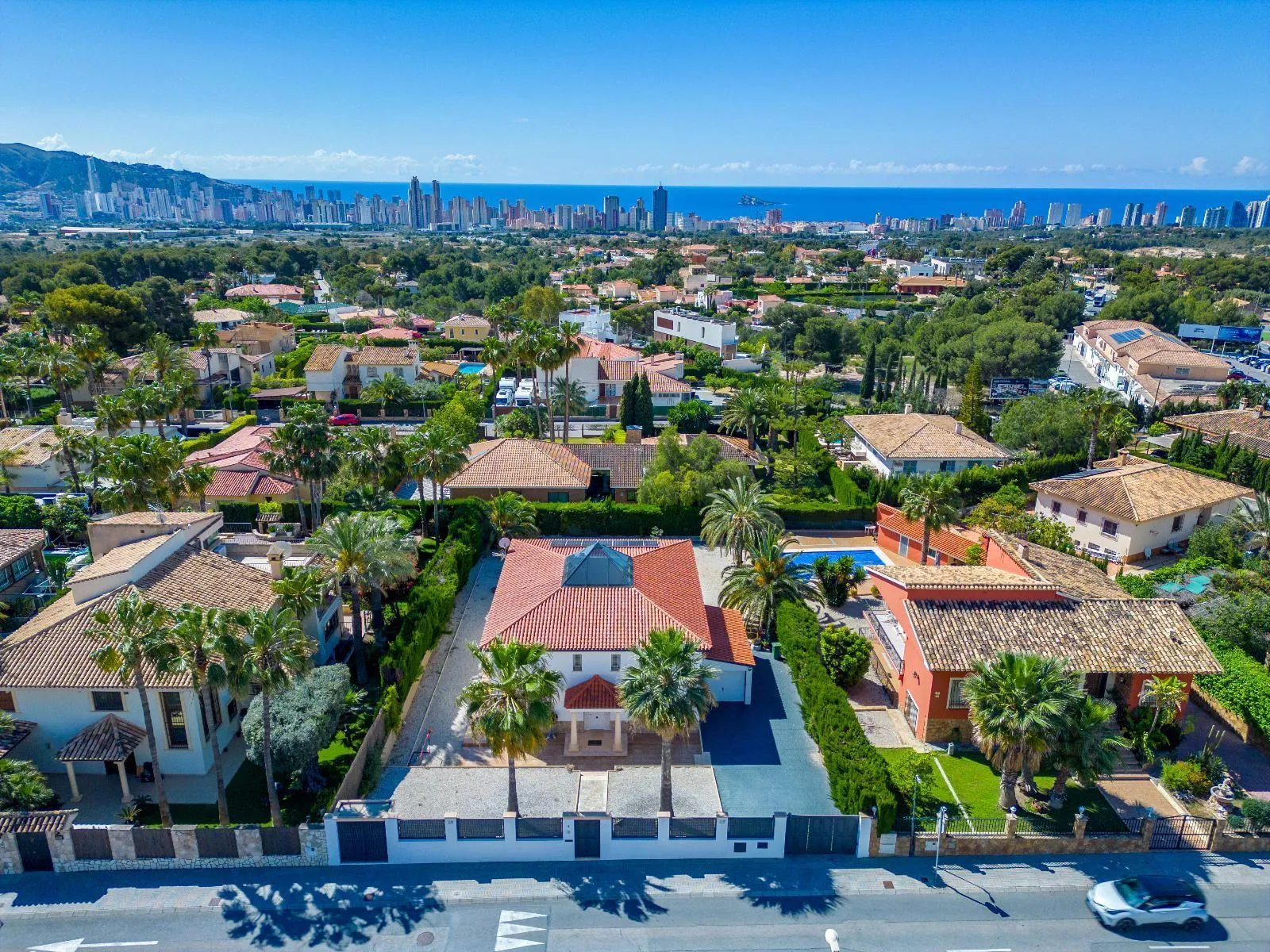 Modern and Renovated Villa in Exclusive Urbanization of La Nucía, a Step Away from Benidorm