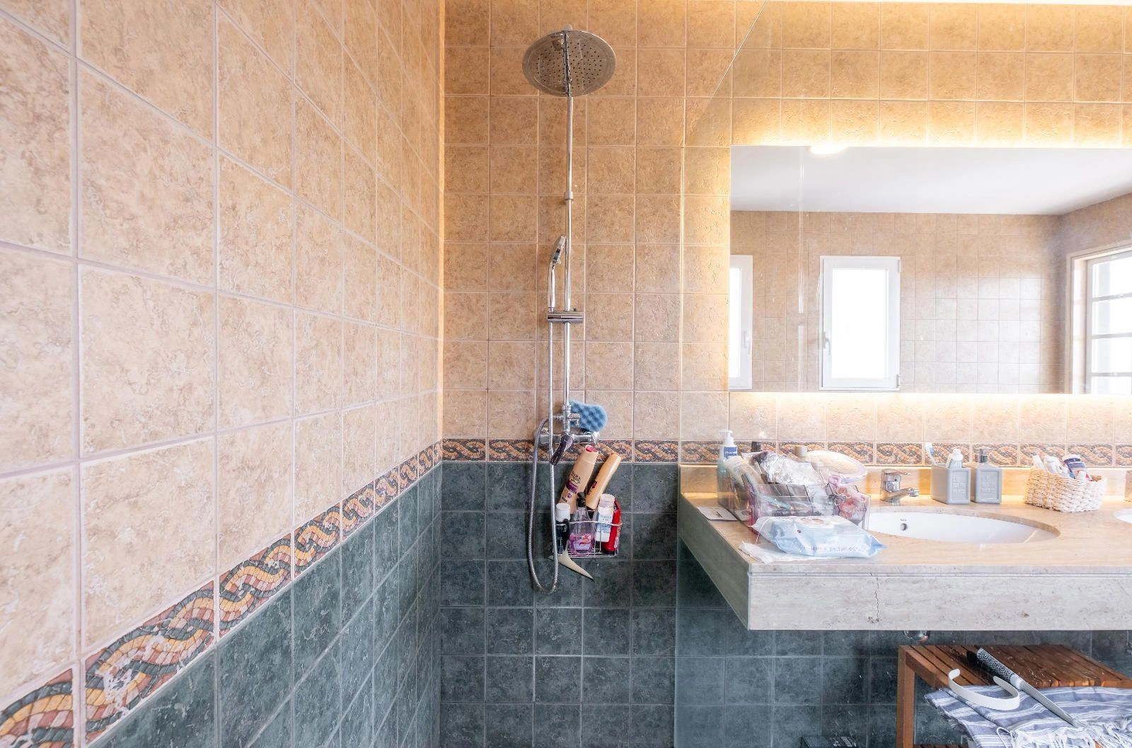 Modern and Renovated Villa in Exclusive Urbanization of La Nucía, a Step Away from Benidorm