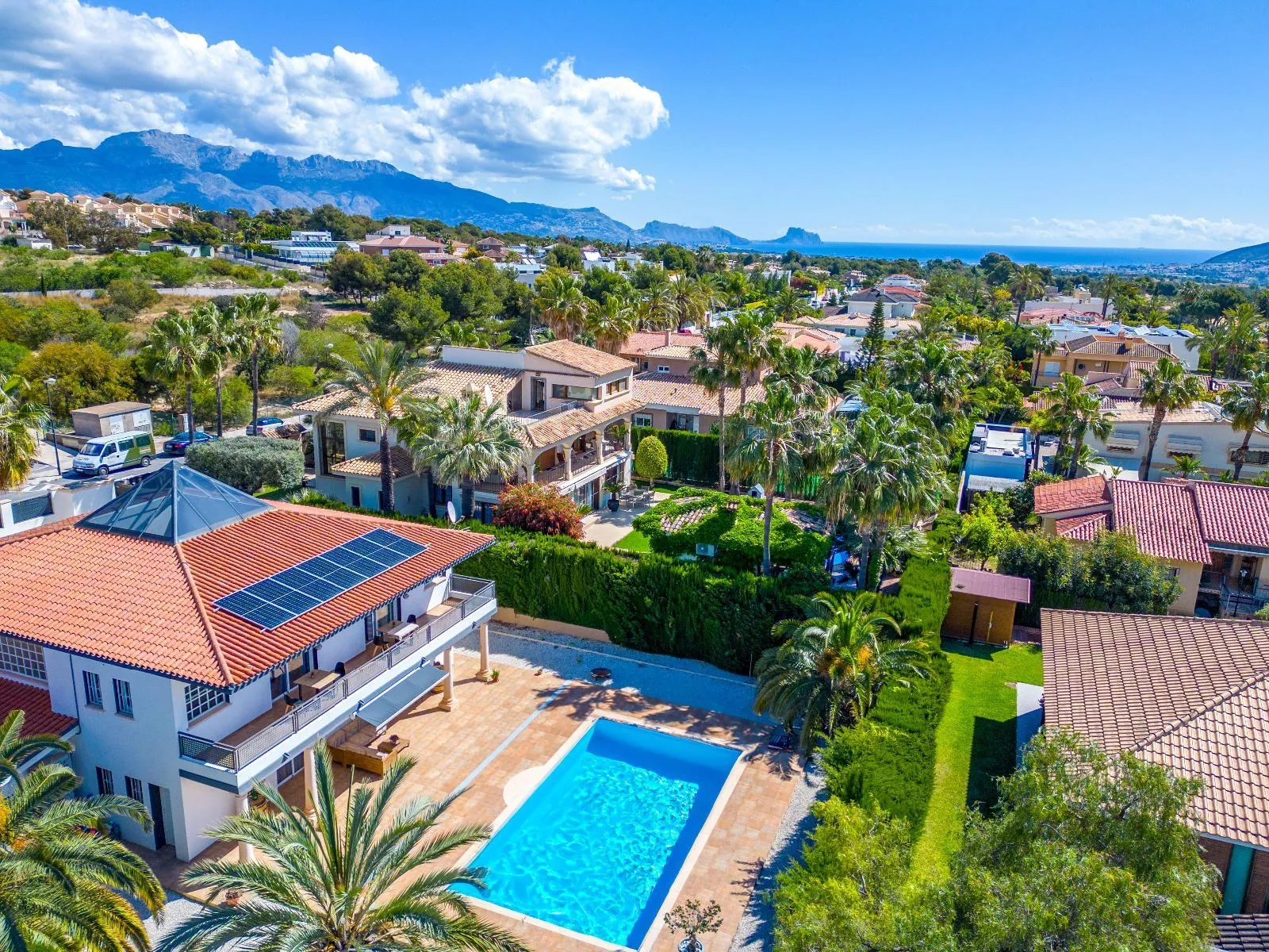 Modern and Renovated Villa in Exclusive Urbanization of La Nucía, a Step Away from Benidorm