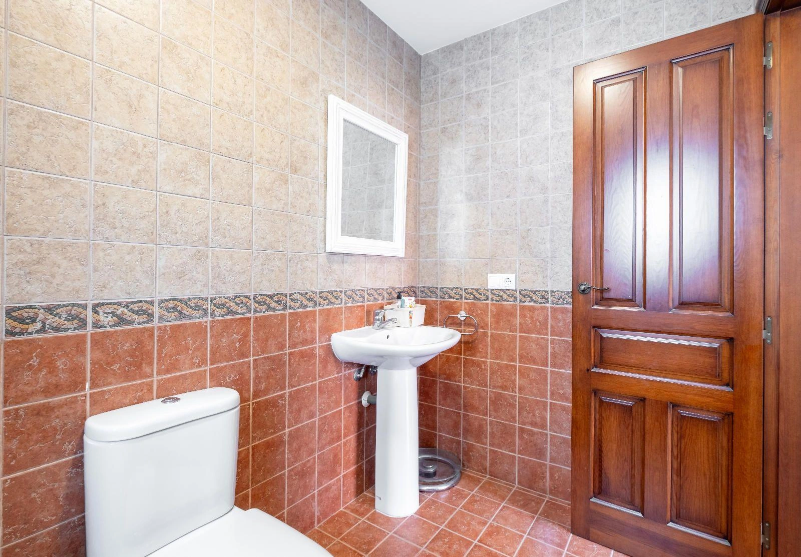 Modern and Renovated Villa in Exclusive Urbanization of La Nucía, a Step Away from Benidorm