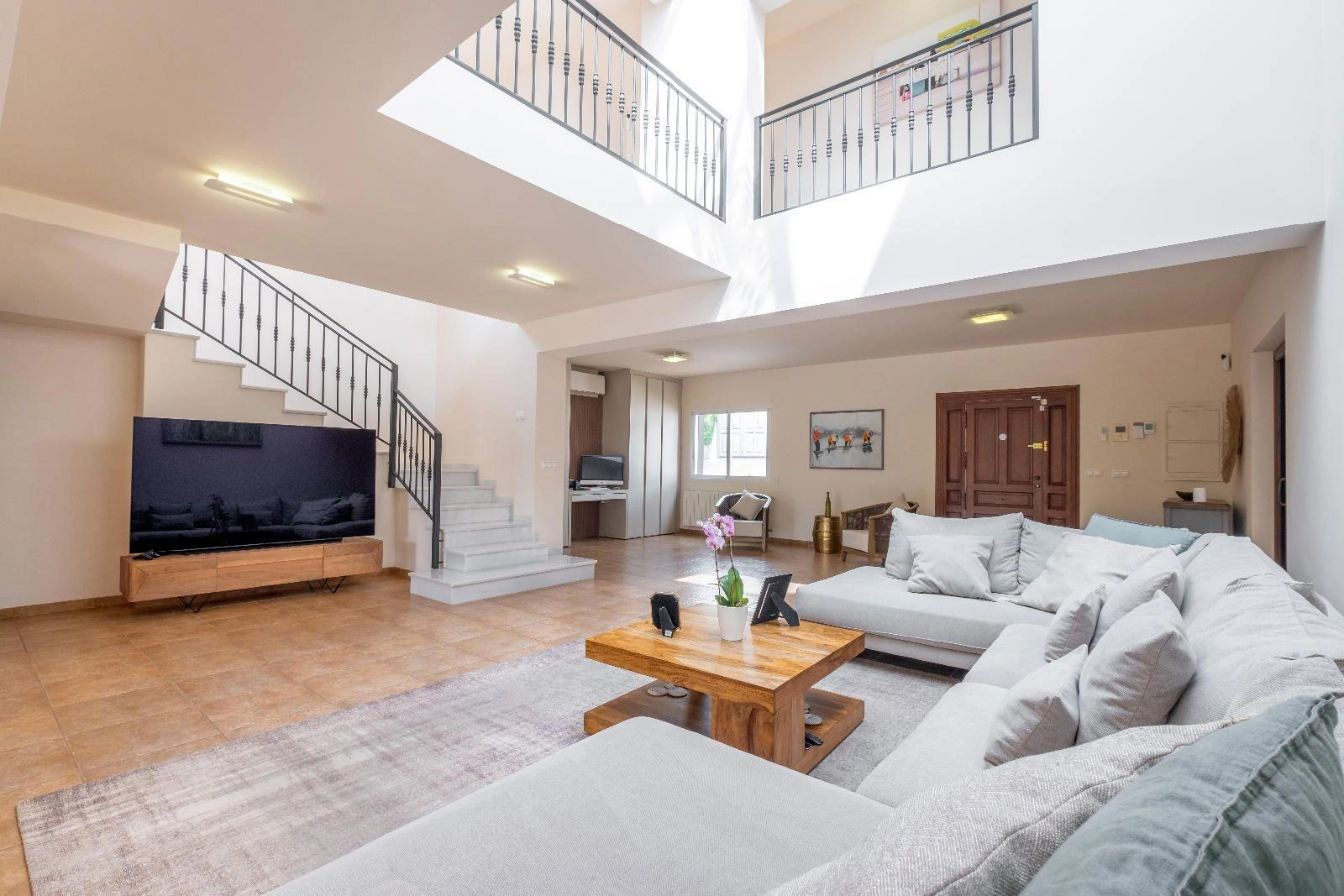 Modern and Renovated Villa in Exclusive Urbanization of La Nucía, a Step Away from Benidorm