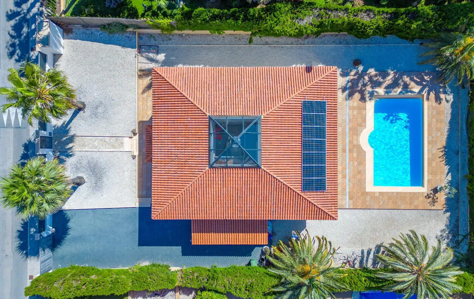 Modern and Renovated Villa in Exclusive Urbanization of La Nucía, a Step Away from Benidorm