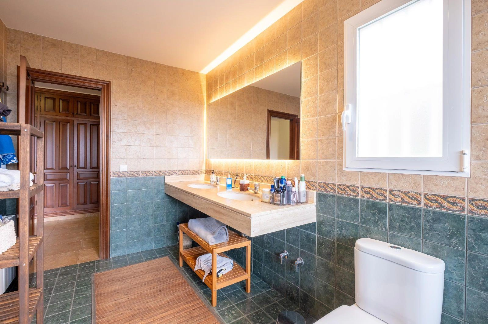 Modern and Renovated Villa in Exclusive Urbanization of La Nucía, a Step Away from Benidorm