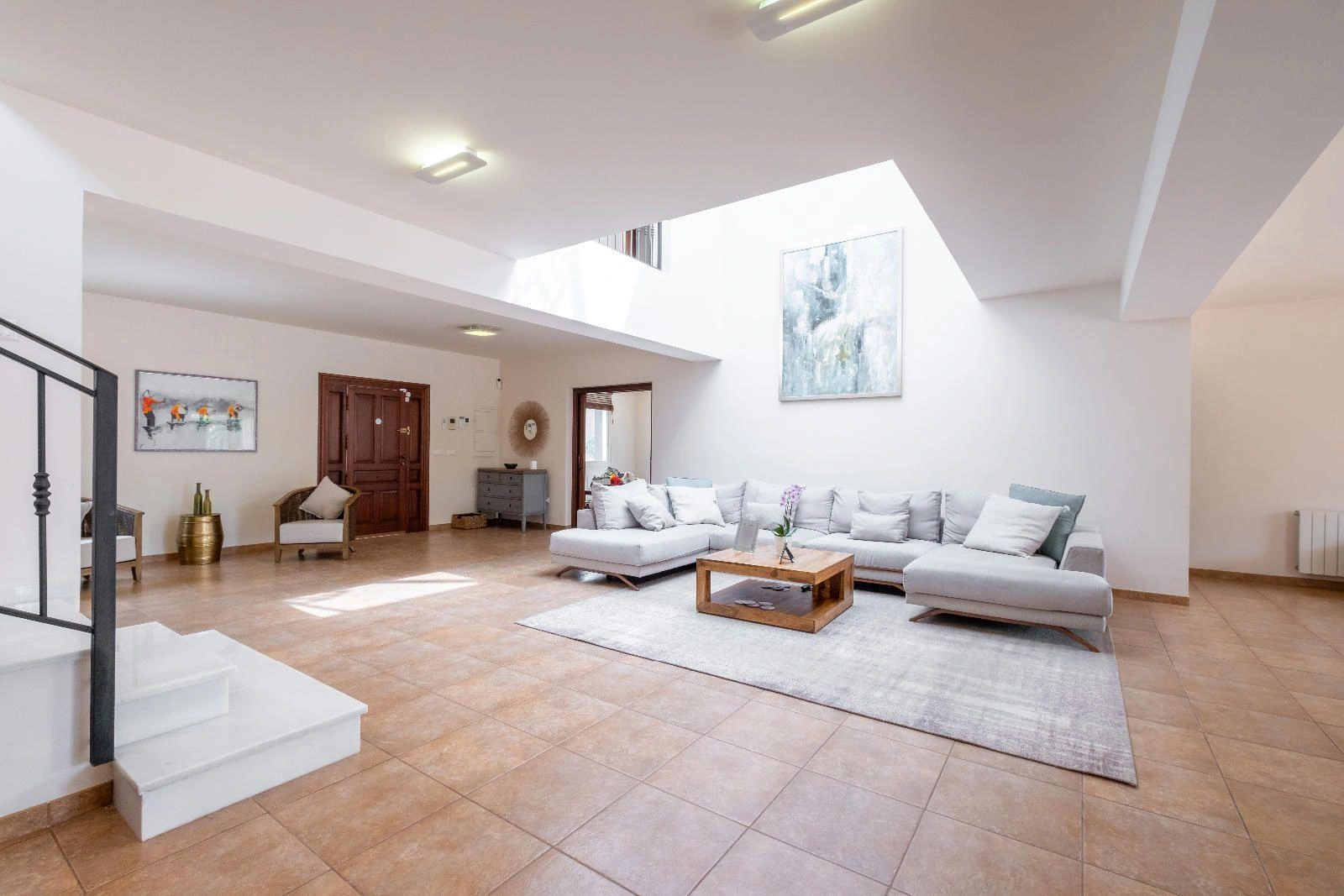 Modern and Renovated Villa in Exclusive Urbanization of La Nucía, a Step Away from Benidorm
