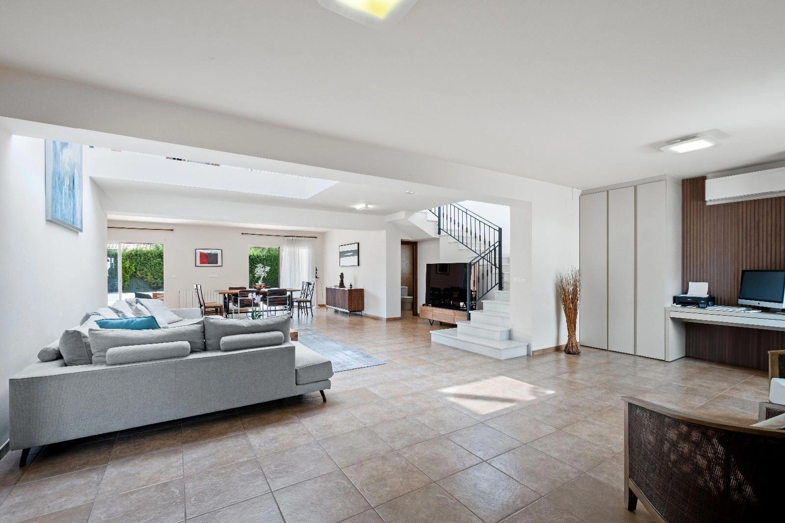 Modern and Renovated Villa in Exclusive Urbanization of La Nucía, a Step Away from Benidorm