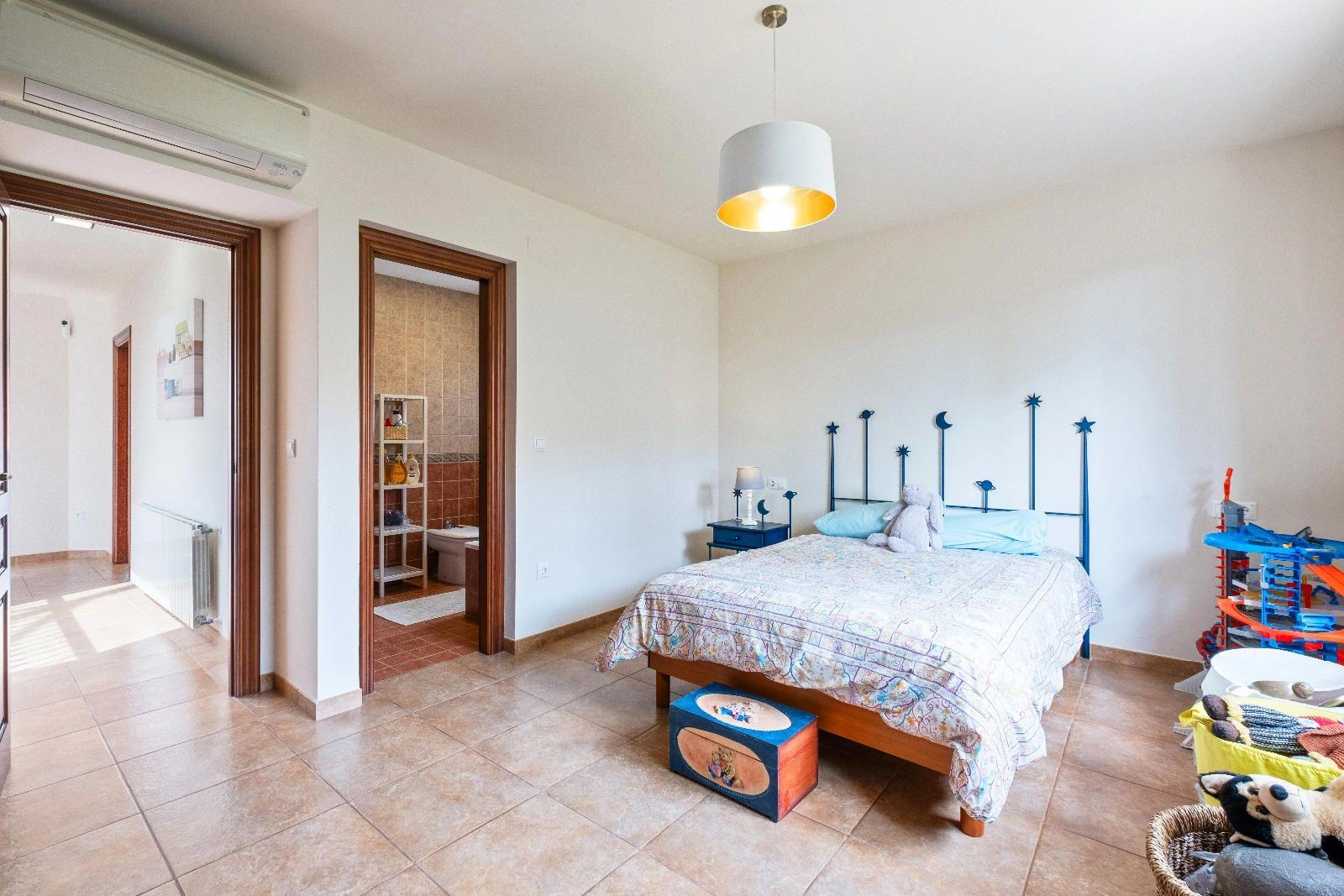 Modern and Renovated Villa in Exclusive Urbanization of La Nucía, a Step Away from Benidorm