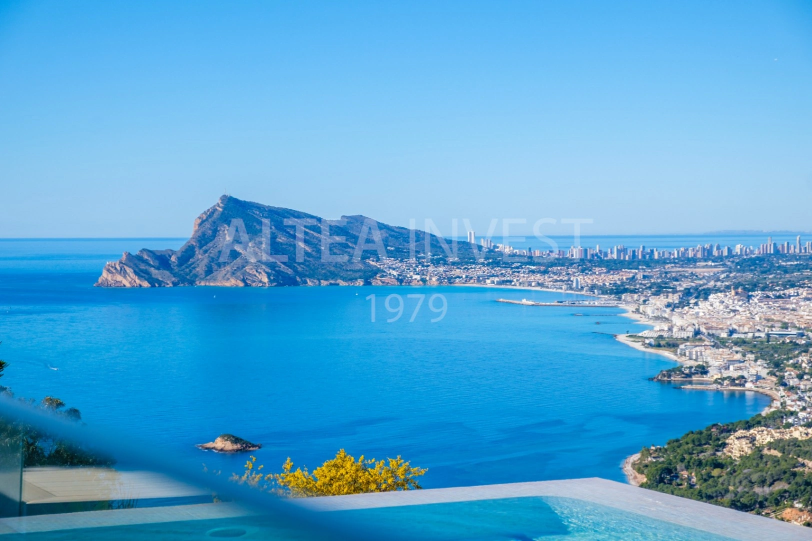 Willa o ponadczasowej elegancji z panoramicznym widokiem w Altea Hills
