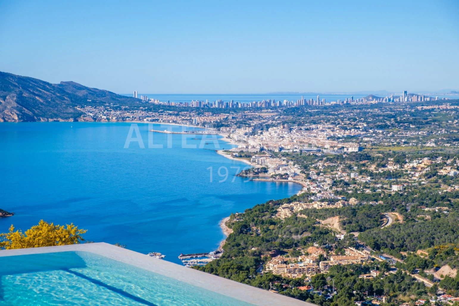 Willa o ponadczasowej elegancji z panoramicznym widokiem w Altea Hills