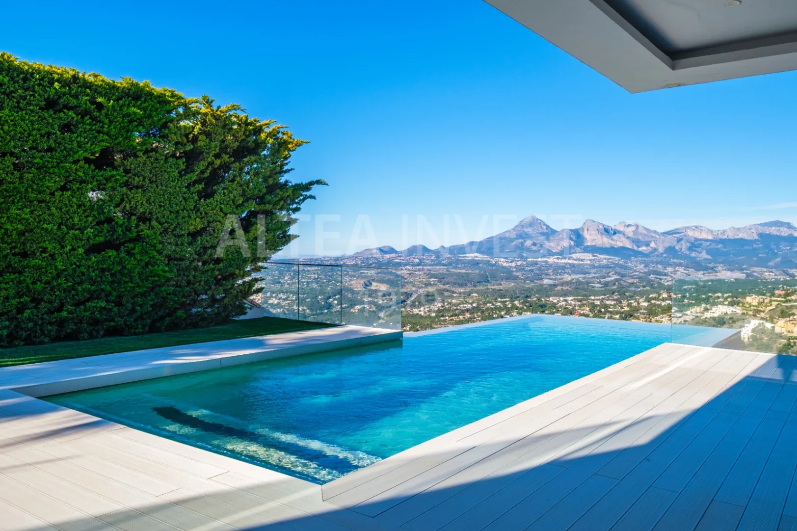 Willa o ponadczasowej elegancji z panoramicznym widokiem w Altea Hills