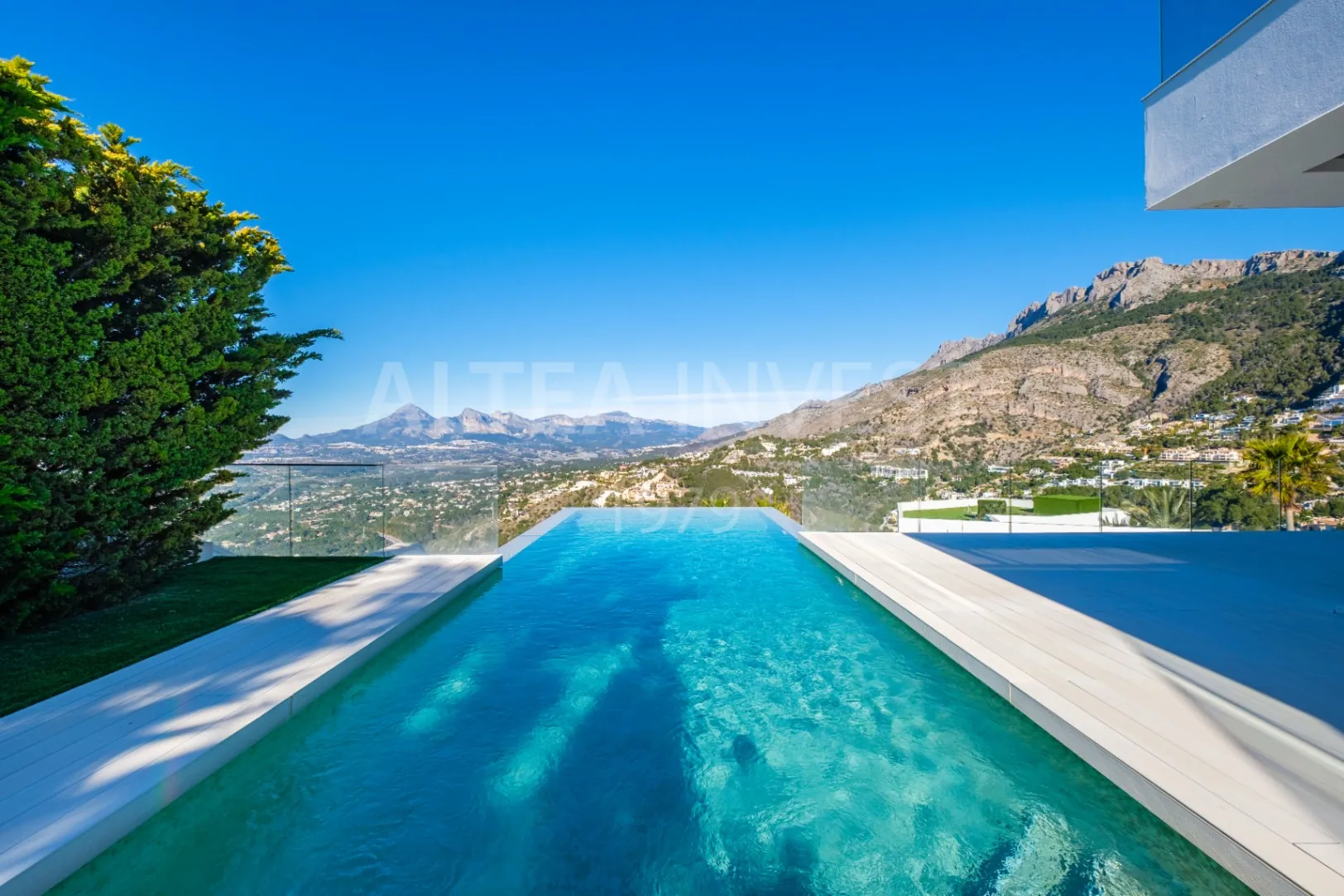Willa o ponadczasowej elegancji z panoramicznym widokiem w Altea Hills
