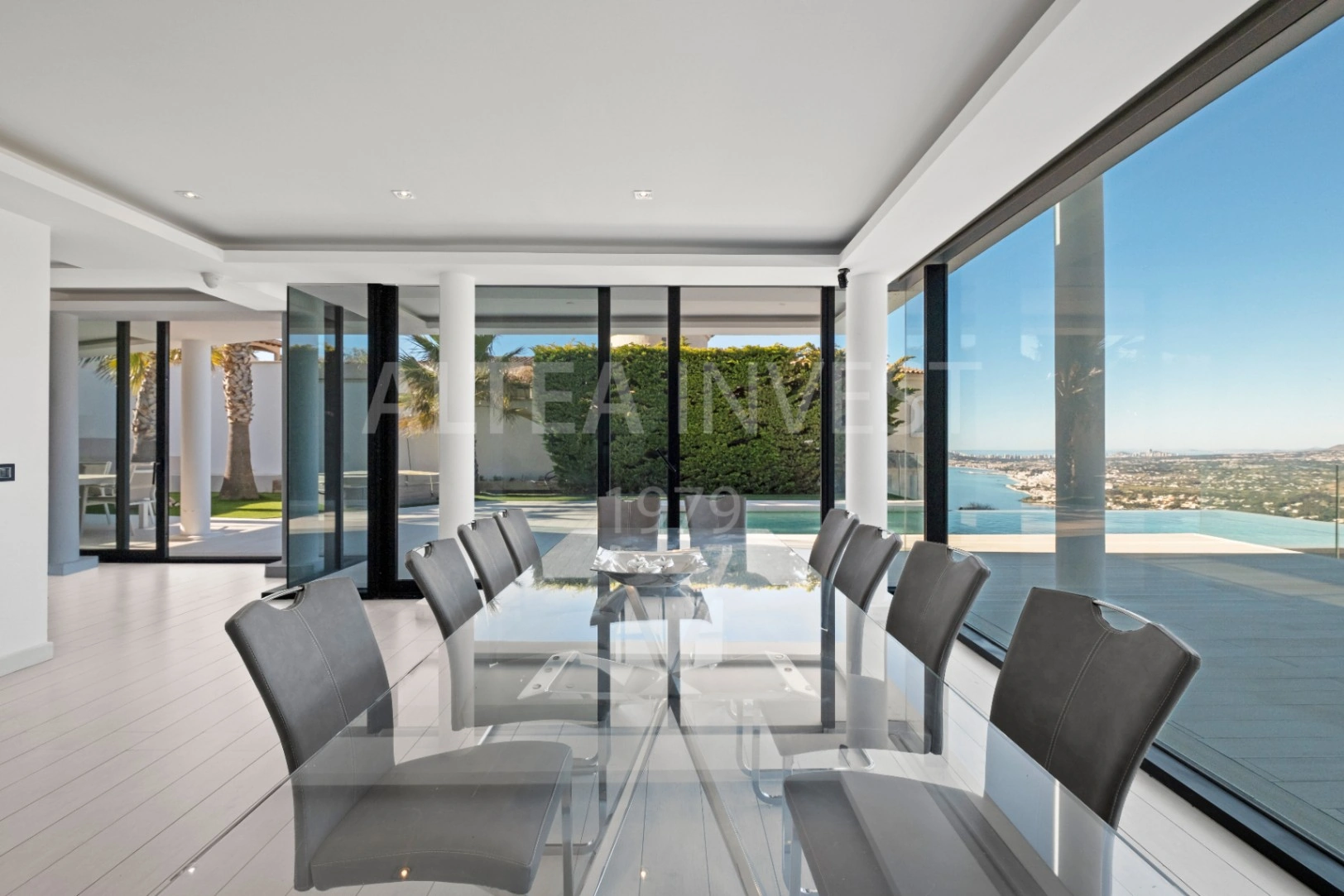 Willa o ponadczasowej elegancji z panoramicznym widokiem w Altea Hills
