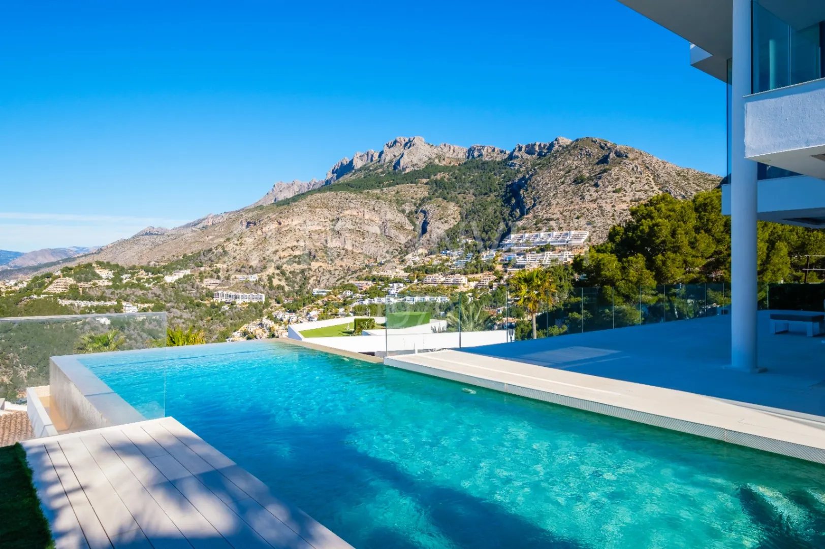 Willa o ponadczasowej elegancji z panoramicznym widokiem w Altea Hills
