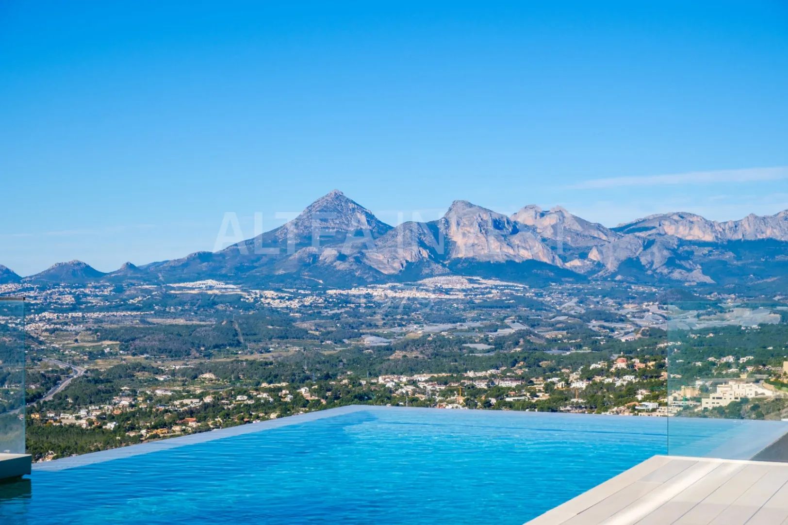 Willa o ponadczasowej elegancji z panoramicznym widokiem w Altea Hills
