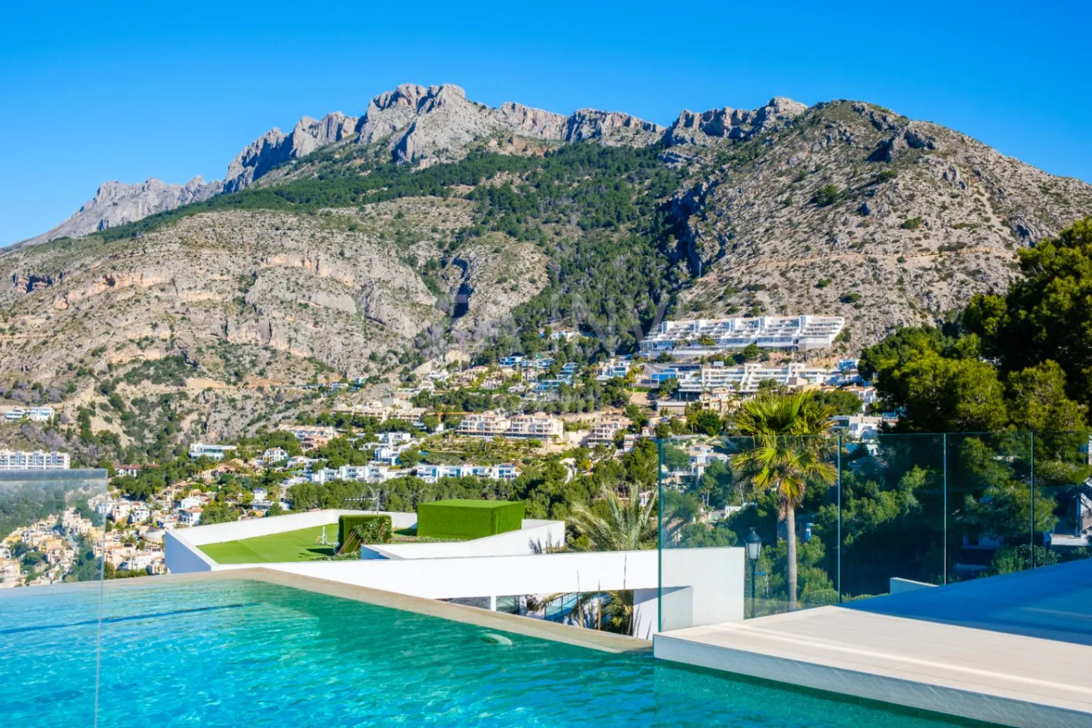 Willa o ponadczasowej elegancji z panoramicznym widokiem w Altea Hills