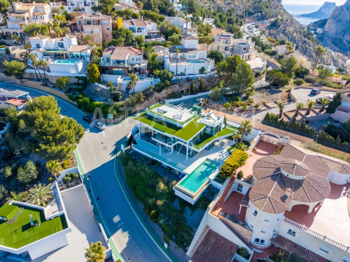 Willa o ponadczasowej elegancji z panoramicznym widokiem w Altea Hills