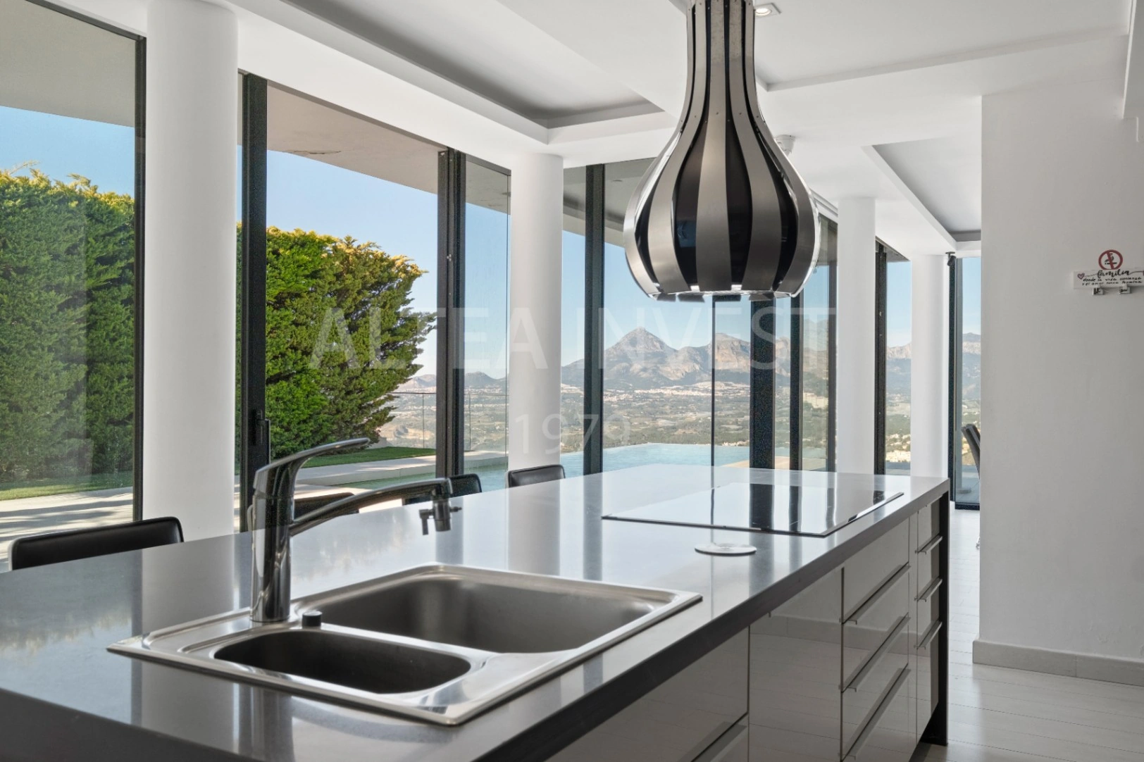 Willa o ponadczasowej elegancji z panoramicznym widokiem w Altea Hills