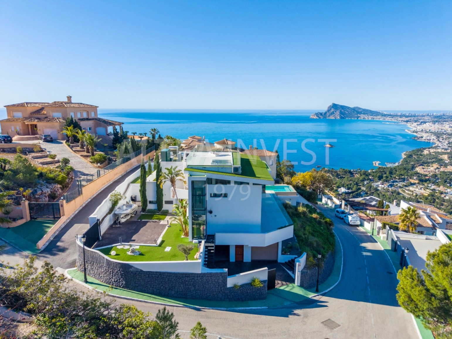 Willa o ponadczasowej elegancji z panoramicznym widokiem w Altea Hills