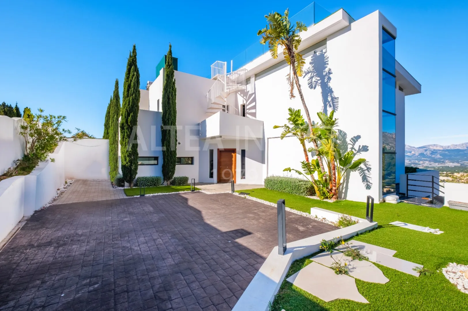 Willa o ponadczasowej elegancji z panoramicznym widokiem w Altea Hills