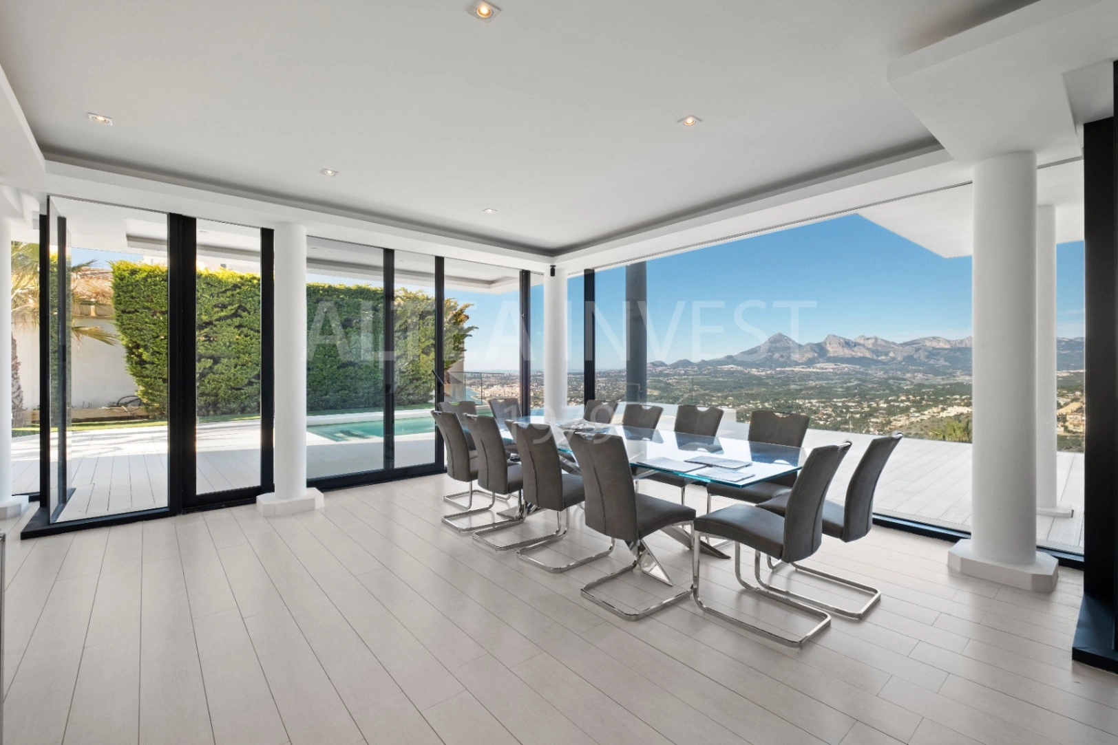 Willa o ponadczasowej elegancji z panoramicznym widokiem w Altea Hills