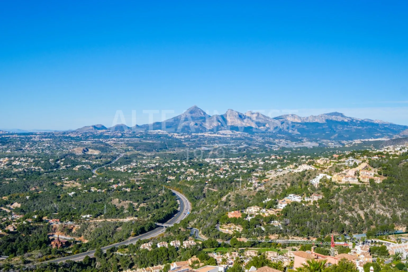 Willa o ponadczasowej elegancji z panoramicznym widokiem w Altea Hills