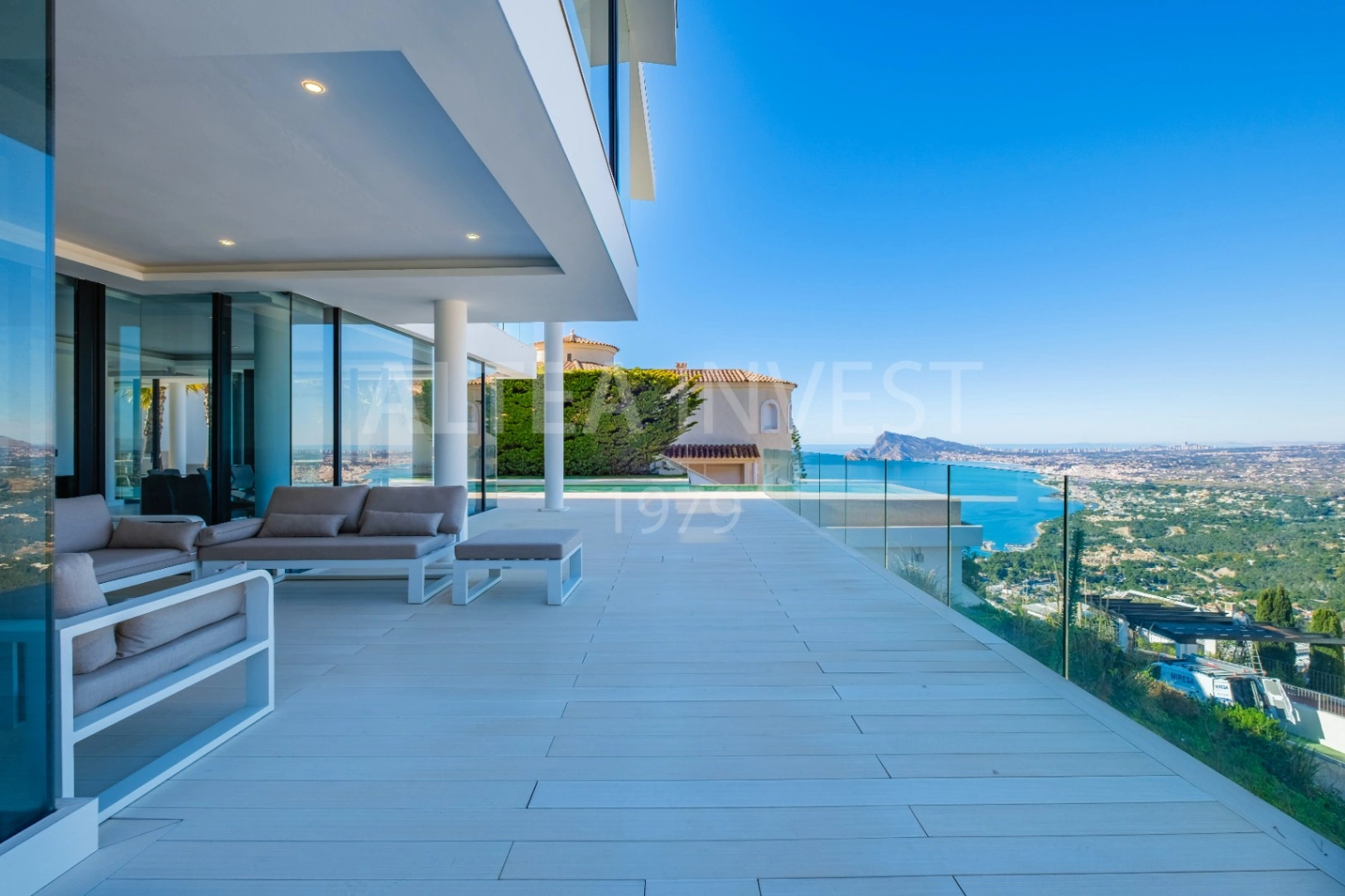 Willa o ponadczasowej elegancji z panoramicznym widokiem w Altea Hills