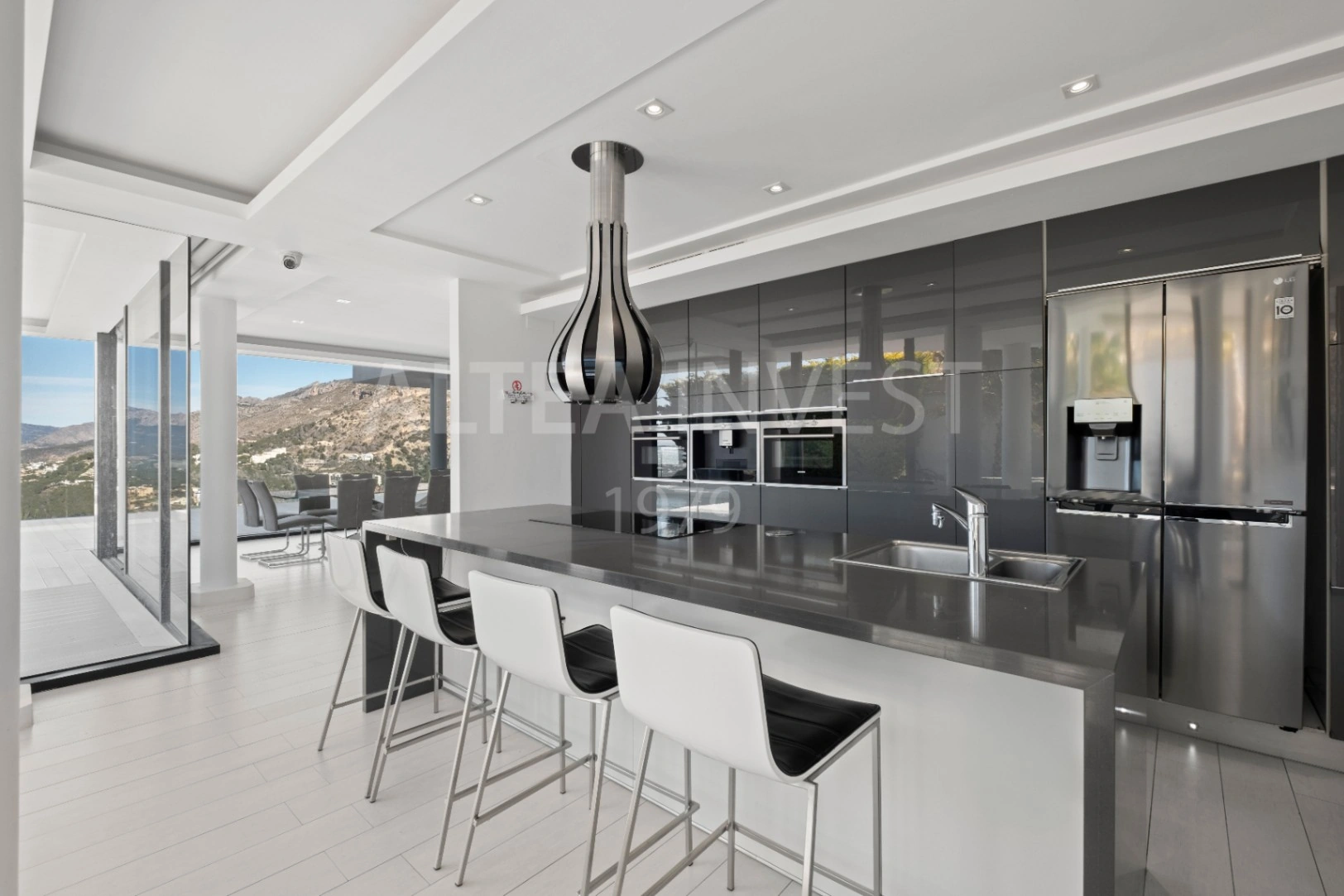 Willa o ponadczasowej elegancji z panoramicznym widokiem w Altea Hills