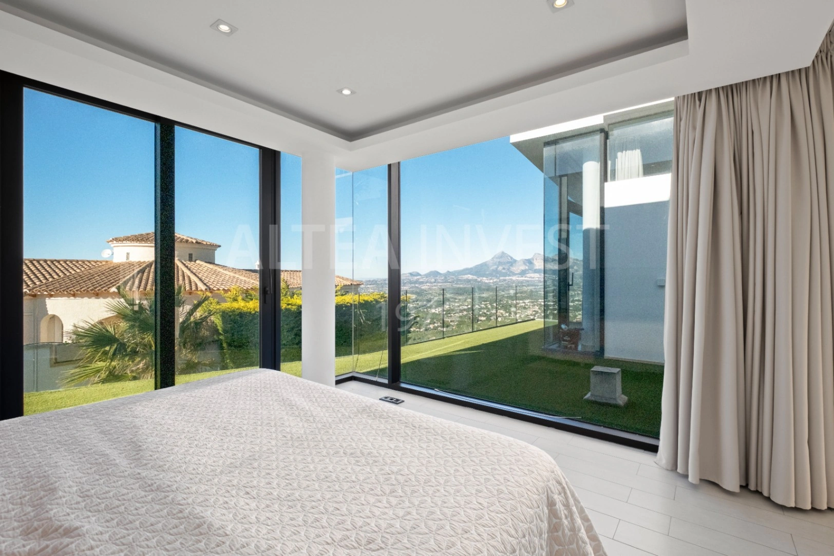 Willa o ponadczasowej elegancji z panoramicznym widokiem w Altea Hills