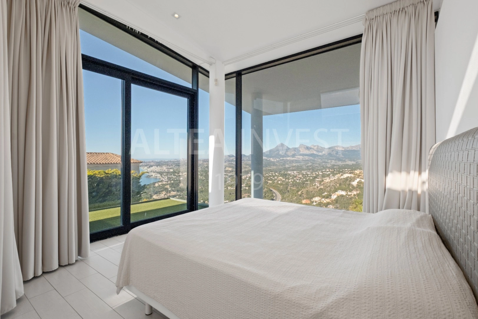 Willa o ponadczasowej elegancji z panoramicznym widokiem w Altea Hills