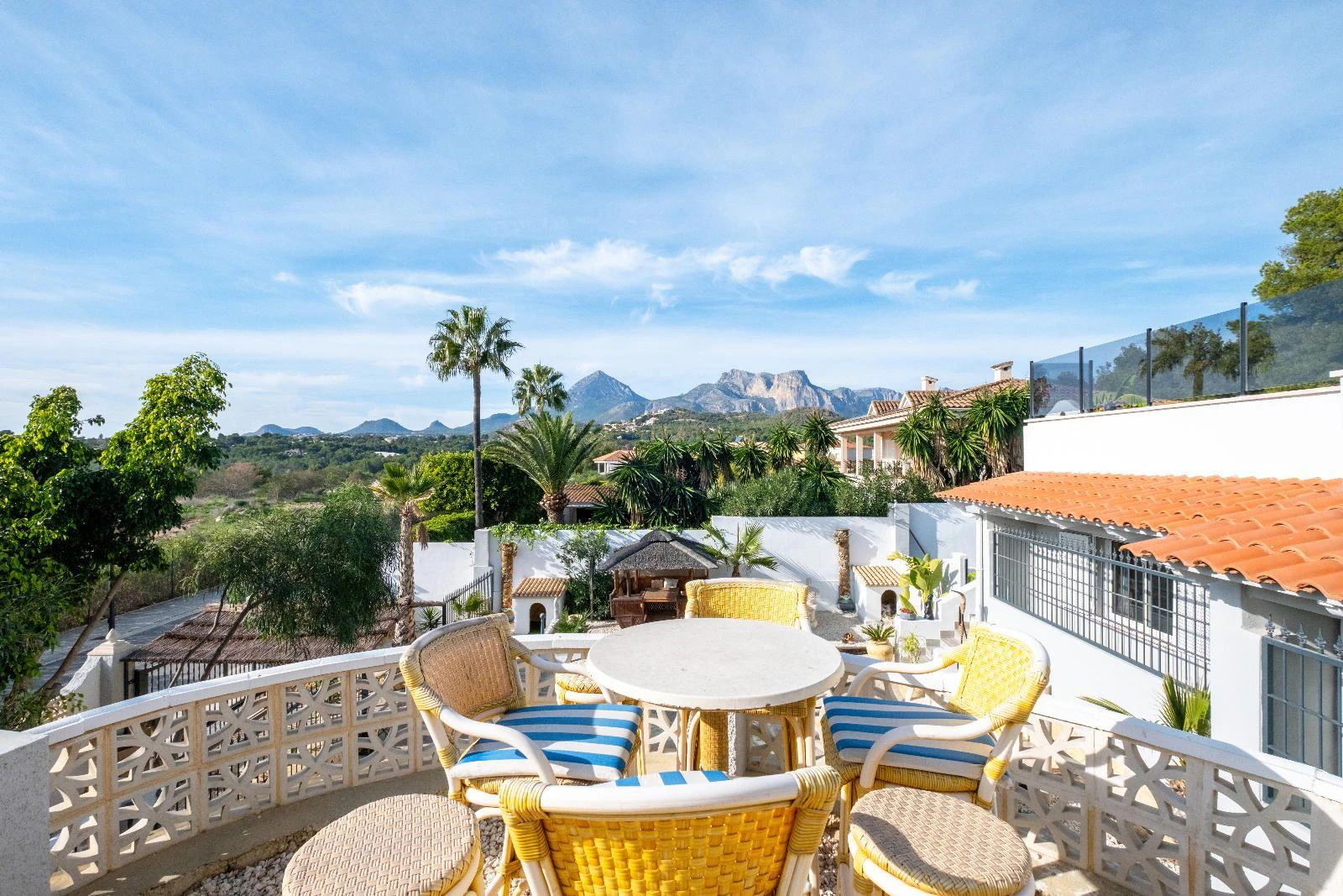 1351 - Charming Renovated Villa with Pool and Solarium