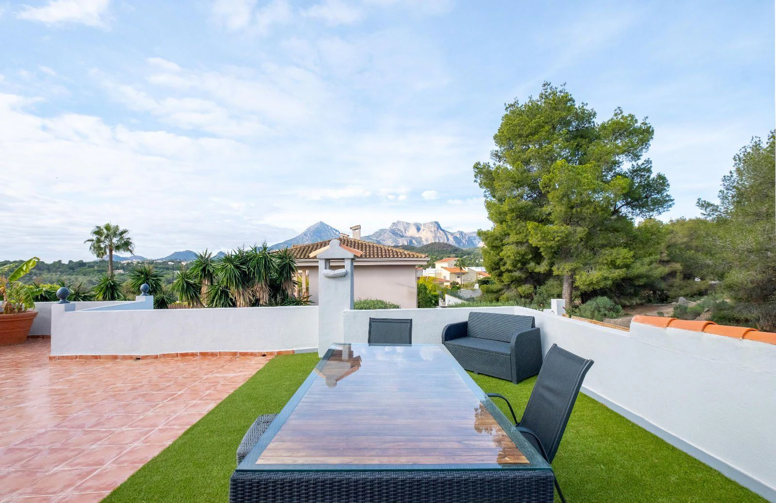 1351 - Charming Renovated Villa with Pool and Solarium