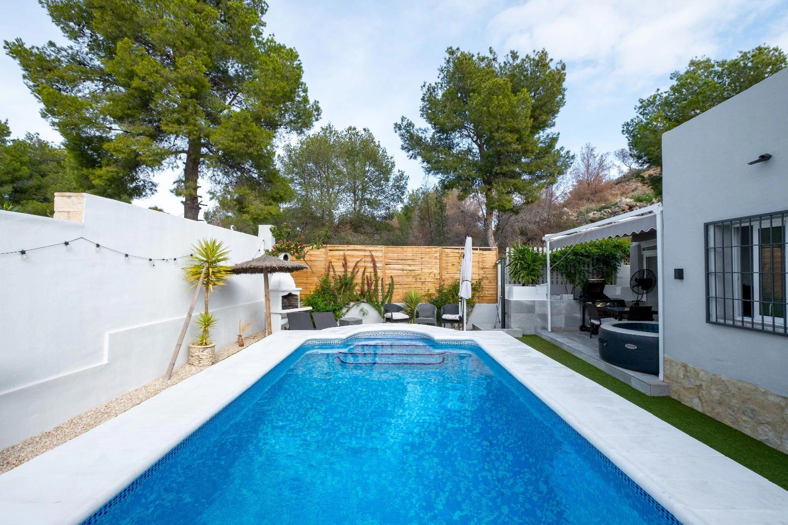 1351 - Charming Renovated Villa with Pool and Solarium