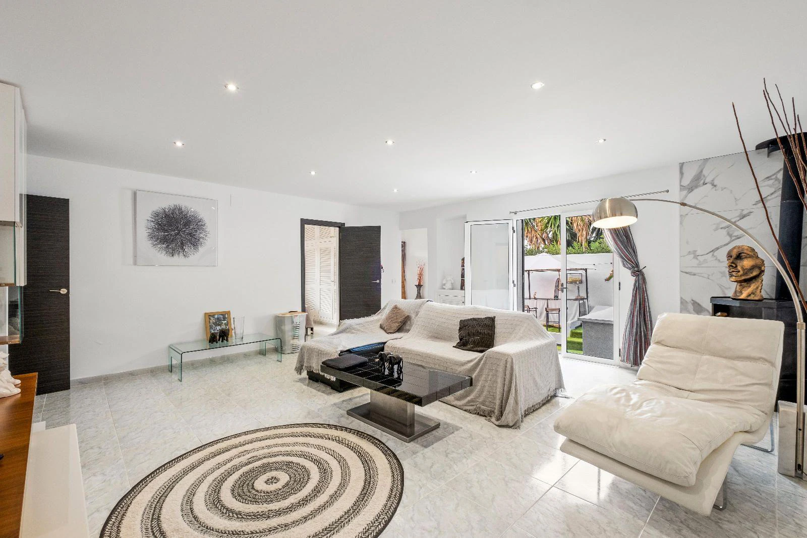 1351 - Charming Renovated Villa with Pool and Solarium
